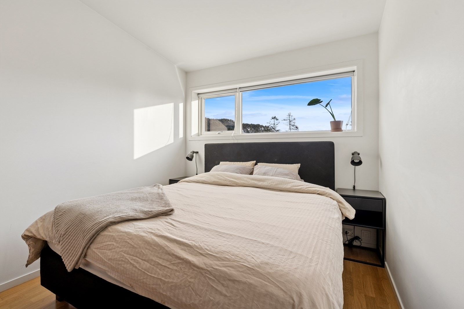 Hovedsoverommet har god plass til dobbeltseng og tilhørende nattbord. Galleribilde