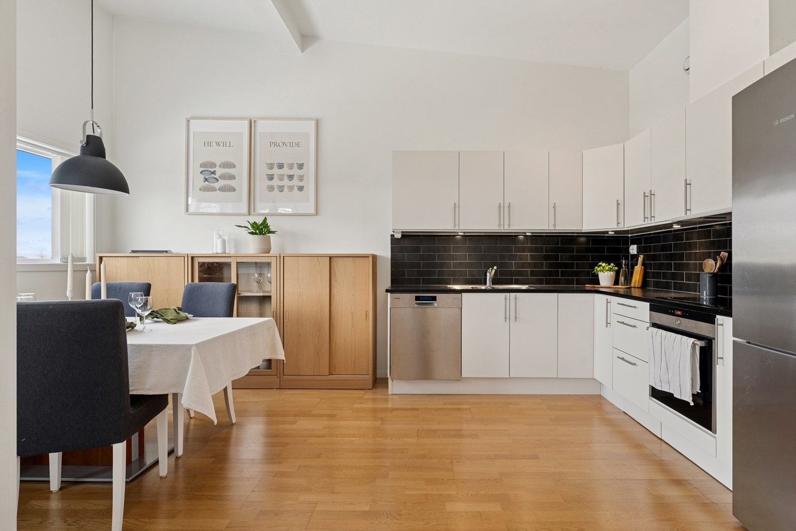 Åpen og sosial stue- og kjøkkenløsning med ekstra takhøyde som gir en god romfølelse. Galleribilde