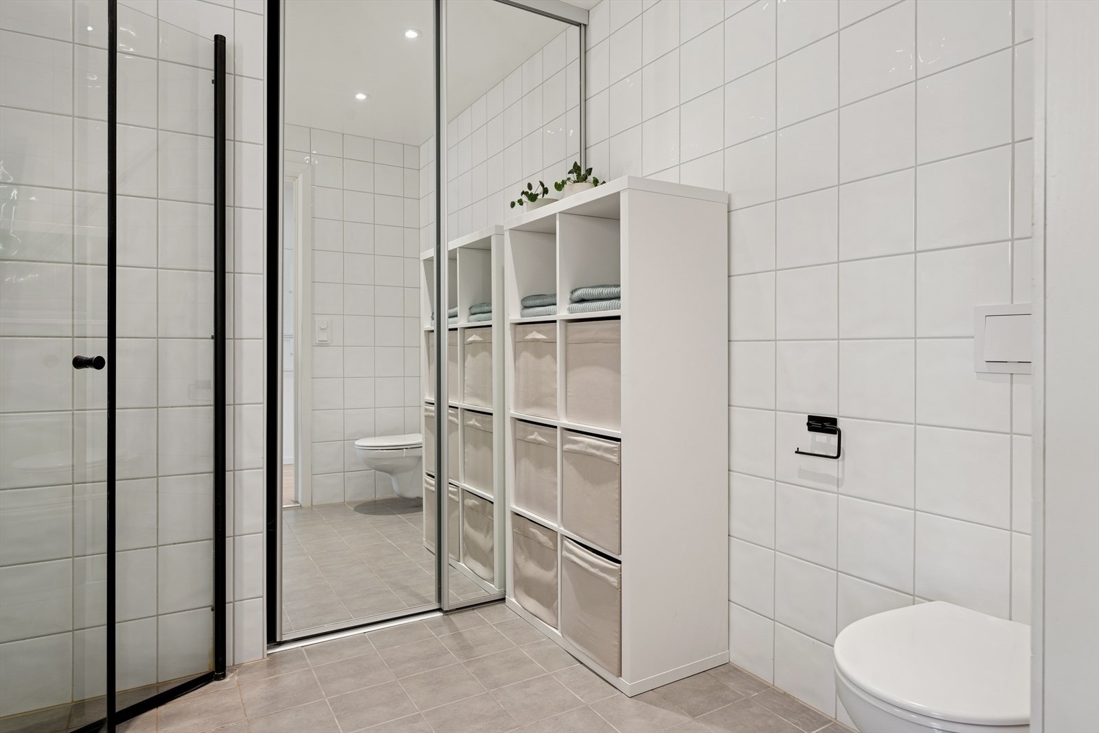 Rommet har vannbåren gulvvarme og downlights i himlingen. Galleribilde