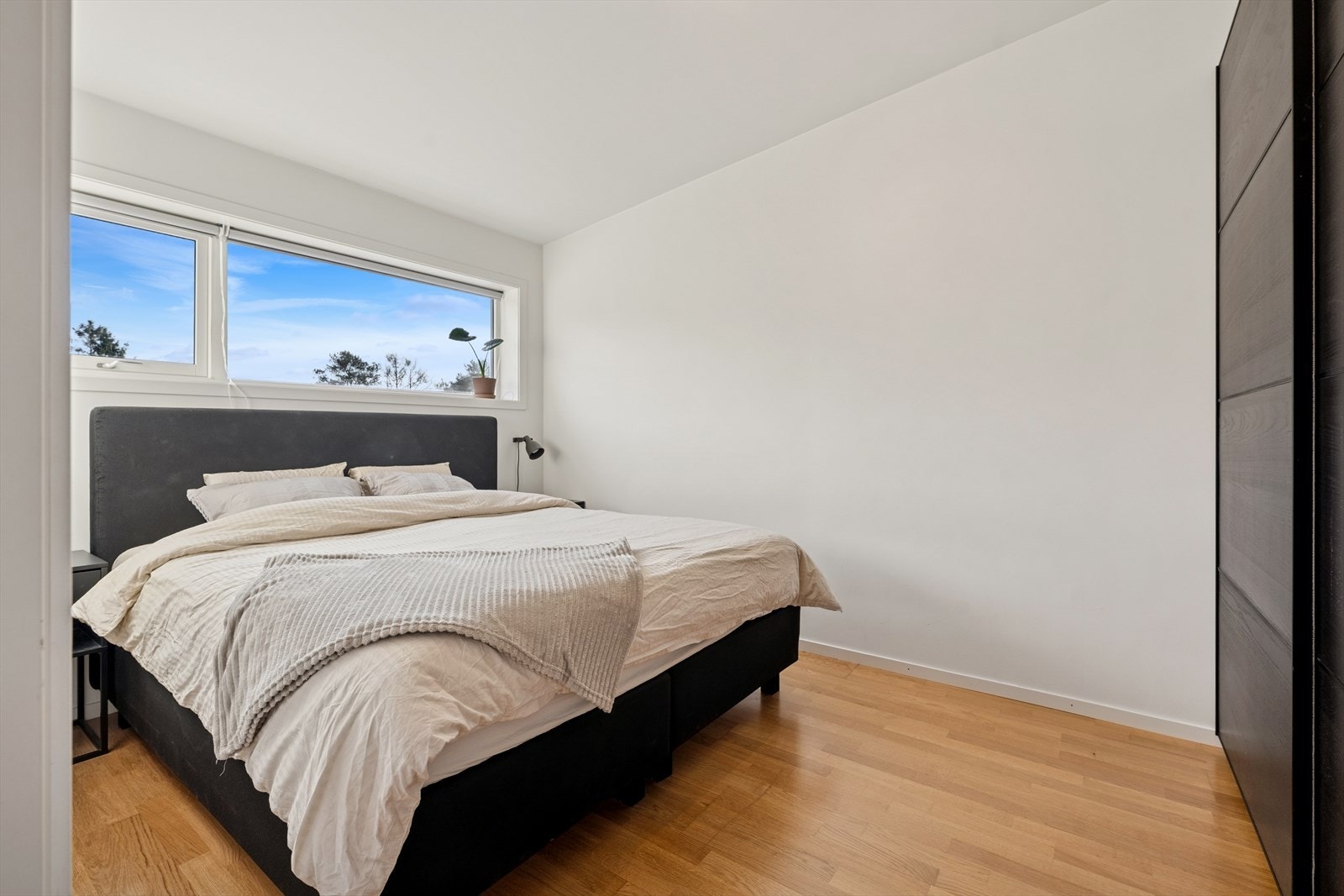 Rommet har en garderobeløsning som gir rikelig med oppbevaringsplass. Galleribilde