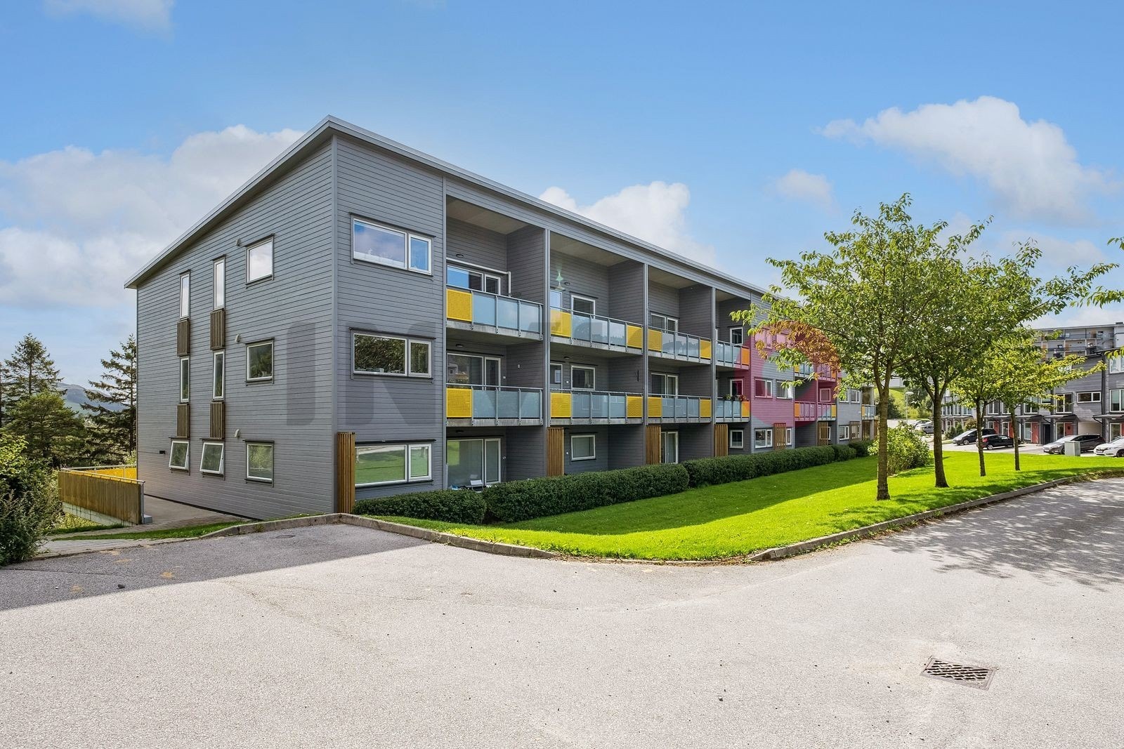 På Kjempeholen 4 bor du med kort vei til servicetilbud, skoler, barnehager og grøntområder. Galleribilde