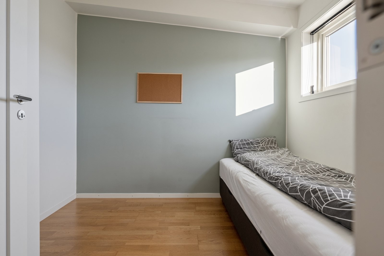 Soverom II har også fin størrelse og plass til seng og garderobeskap. Galleribilde