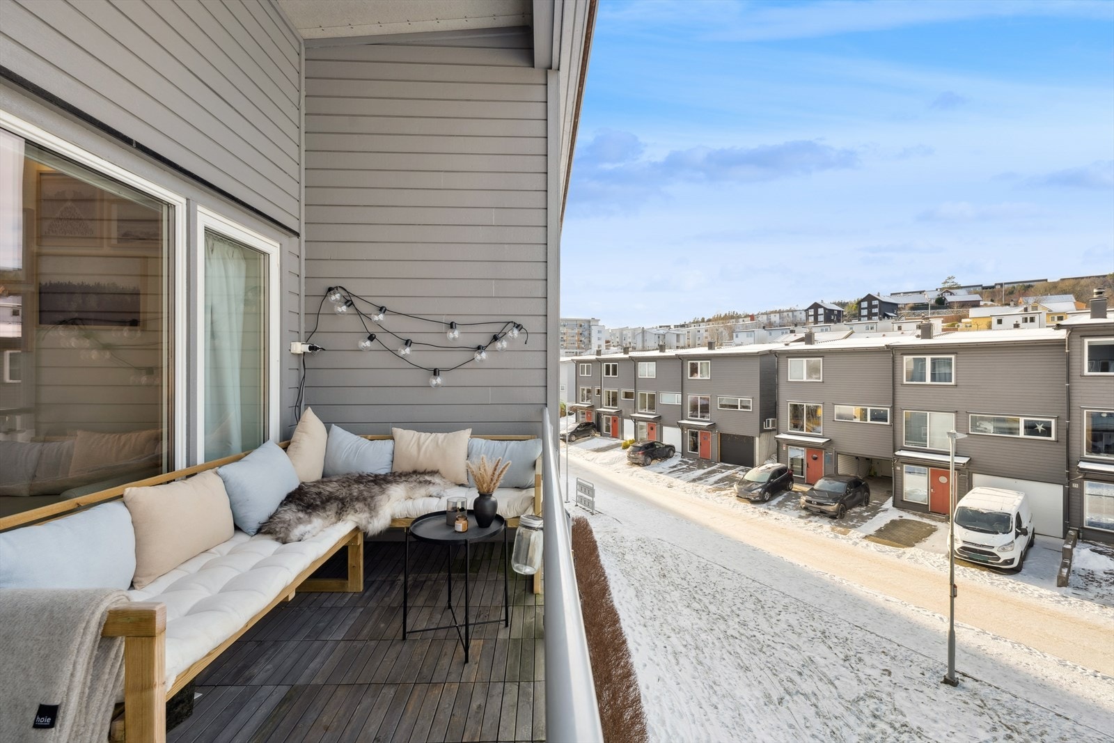 Leiligheten har en god planløsning som inneholder entré, bad/vaskerom, stue/kjøkken i åpen løsning, bod og to soverom. Galleribilde