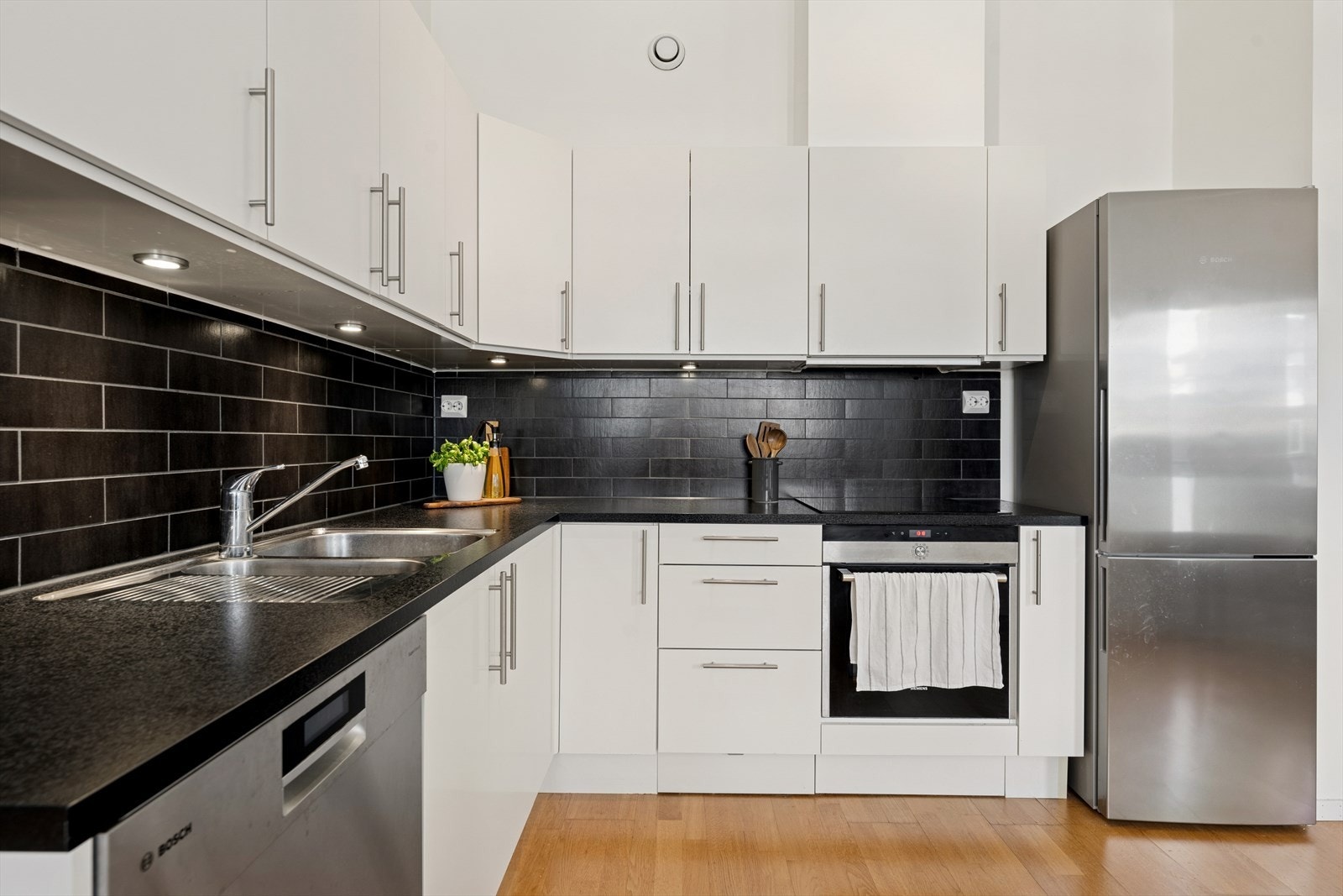 Kjøkkenet er utstyrt med integrert koketopp og komfyr, samt et frittstående oppvaksmaskin og kjøleskap. Galleribilde