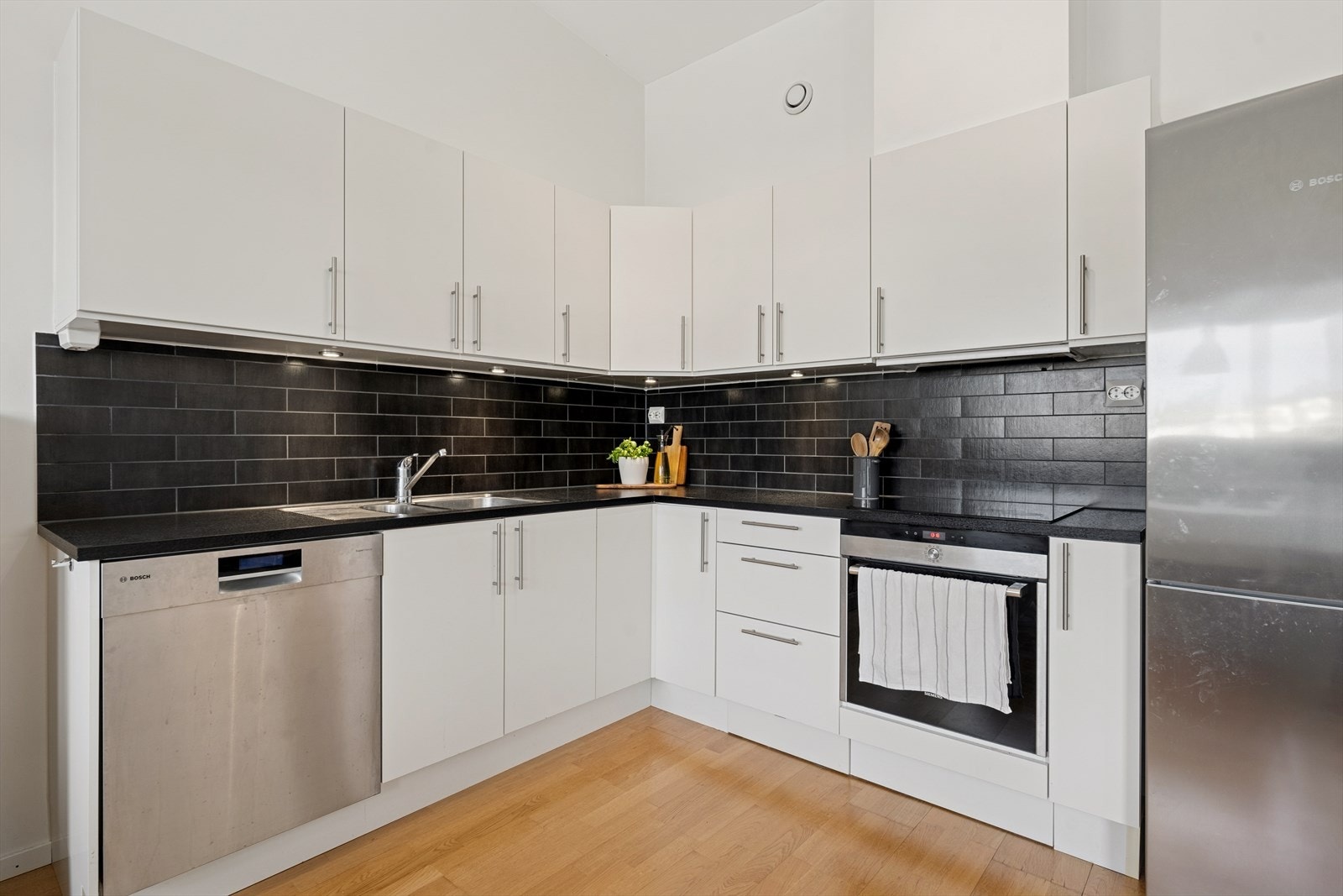 Stilrent kjøkken med slette fronter. Galleribilde