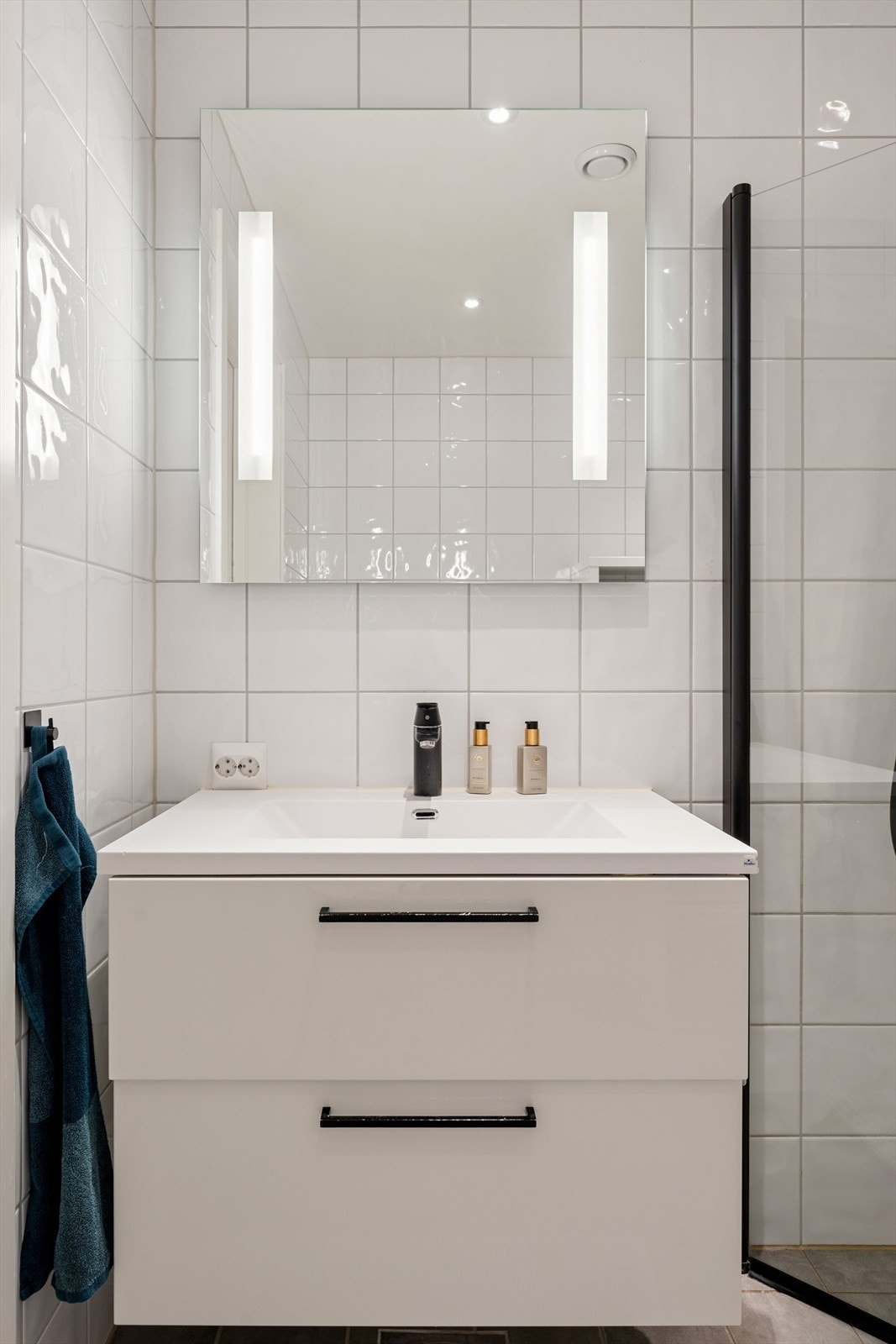 Badet, som er fra byggeår 2013, er helfliset på gulv og vegger, med et malt tak. Galleribilde