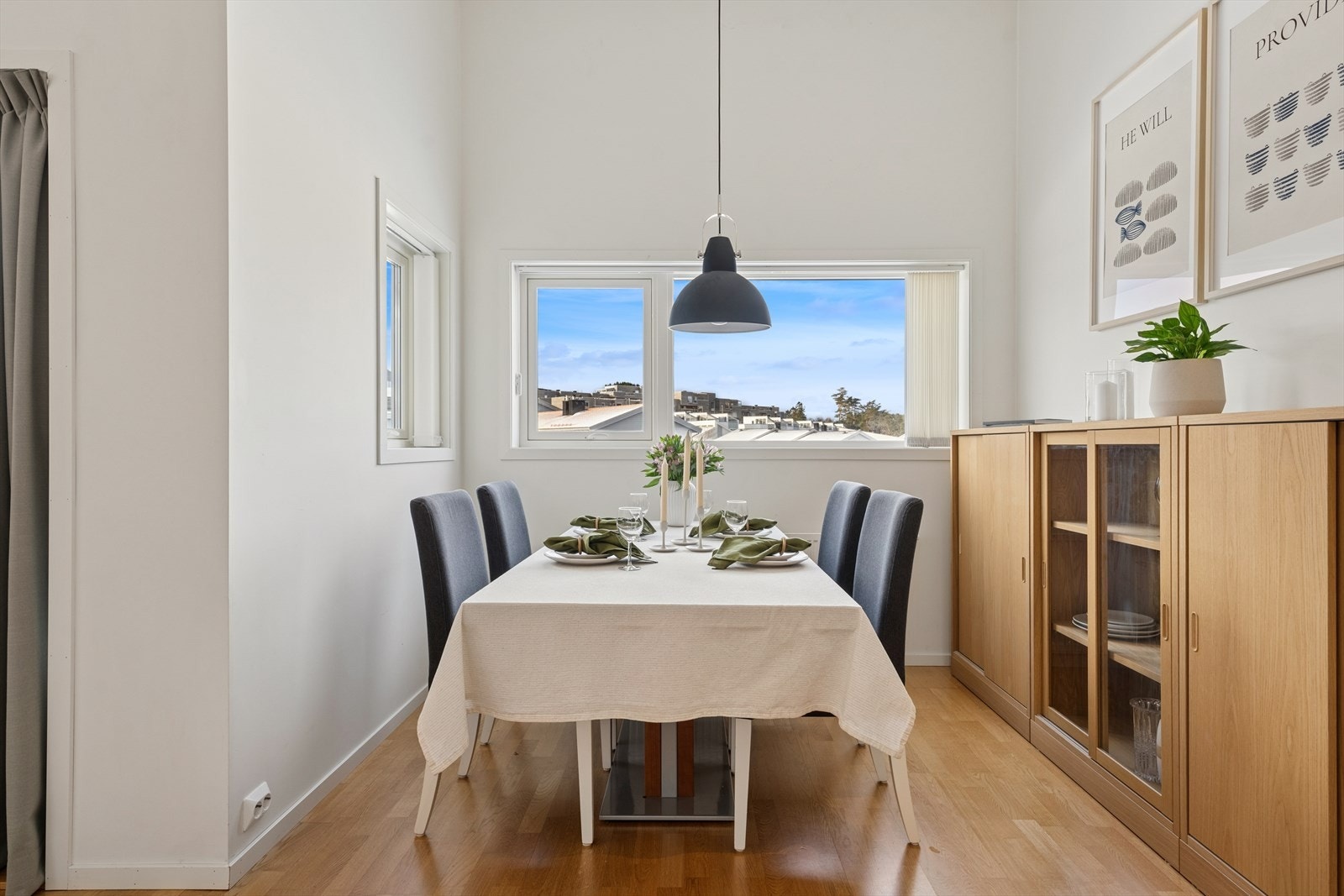 I spisestuen er det god plass til et langbord og gode vindusflater slipper inn rikelig med naturlig lys. Galleribilde