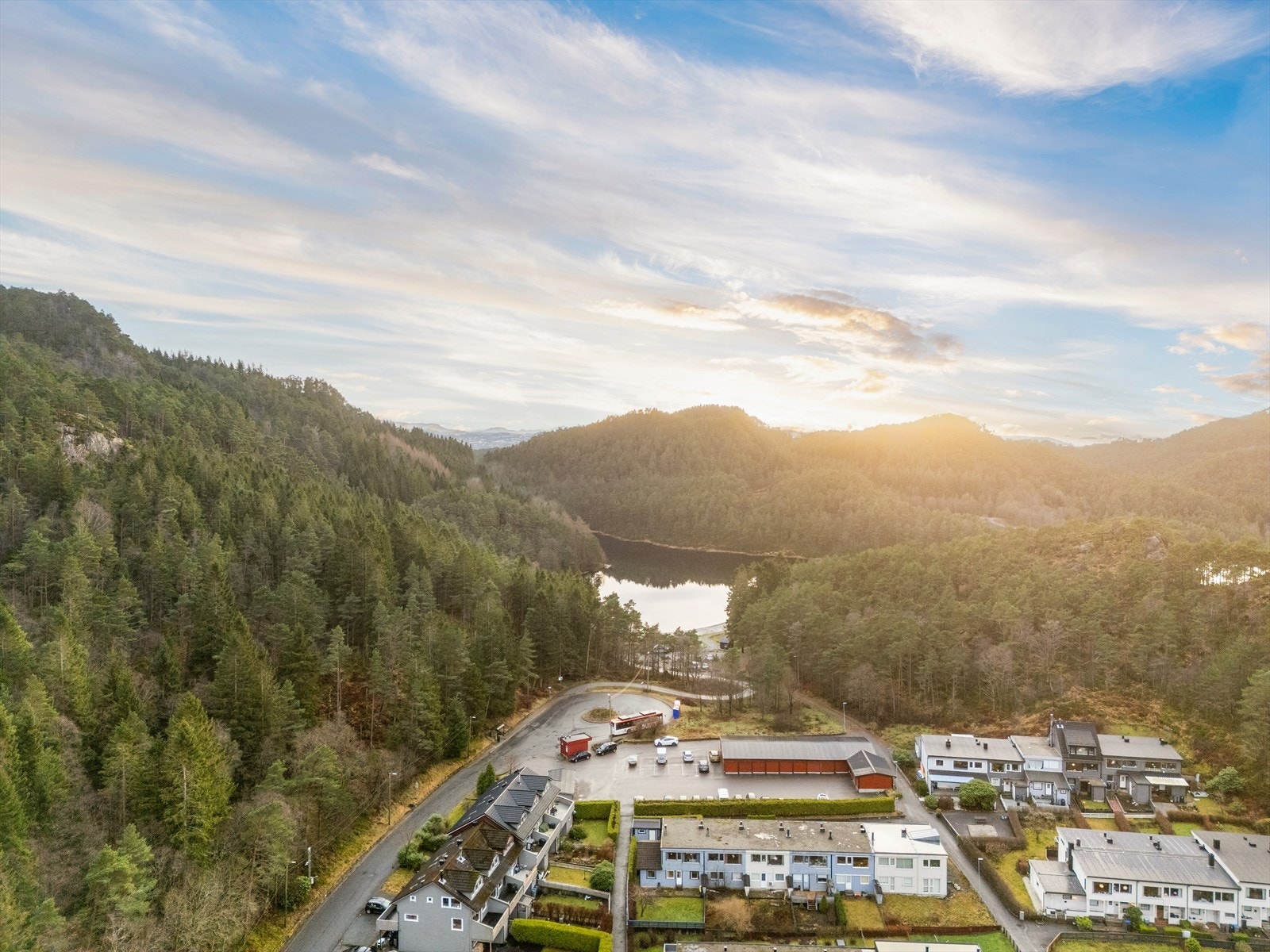 Boligen har en solrik, barnevennlig og attraktiv beliggenhet i Nipedalen med kort gangavstand til buss, badeplass og turterreng Galleribilde