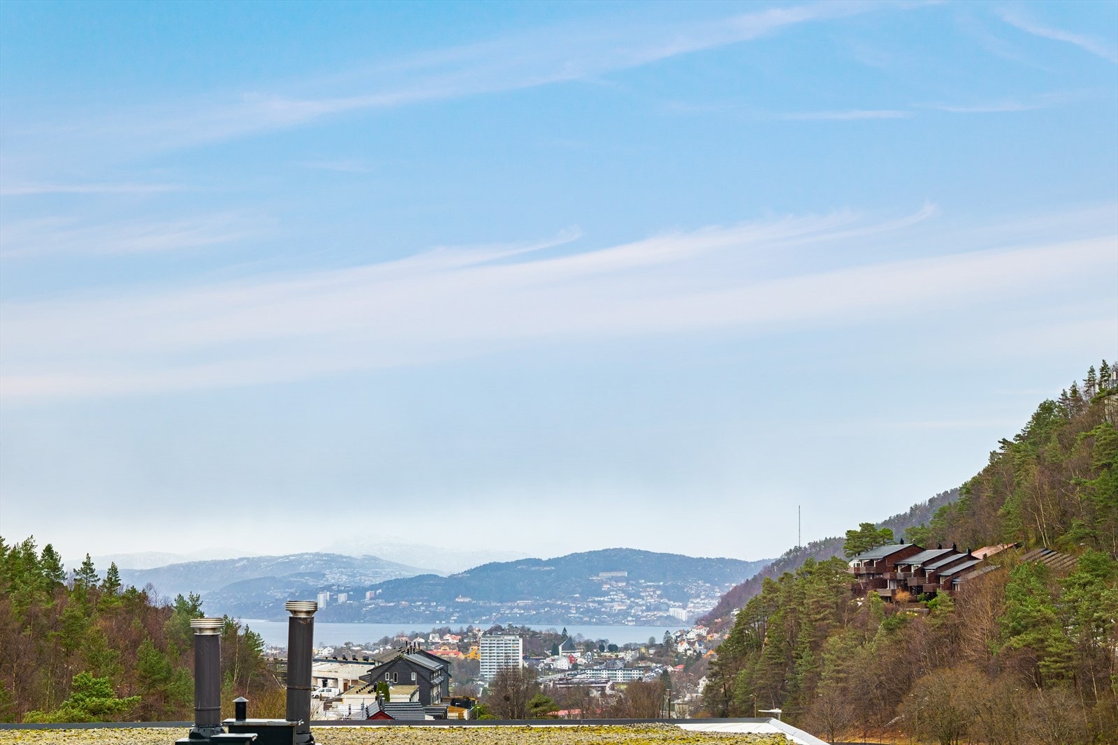 Fra stuen er det utsikt mot deler av Byfjorden, Ytre Sandviken og nærområdene Galleribilde