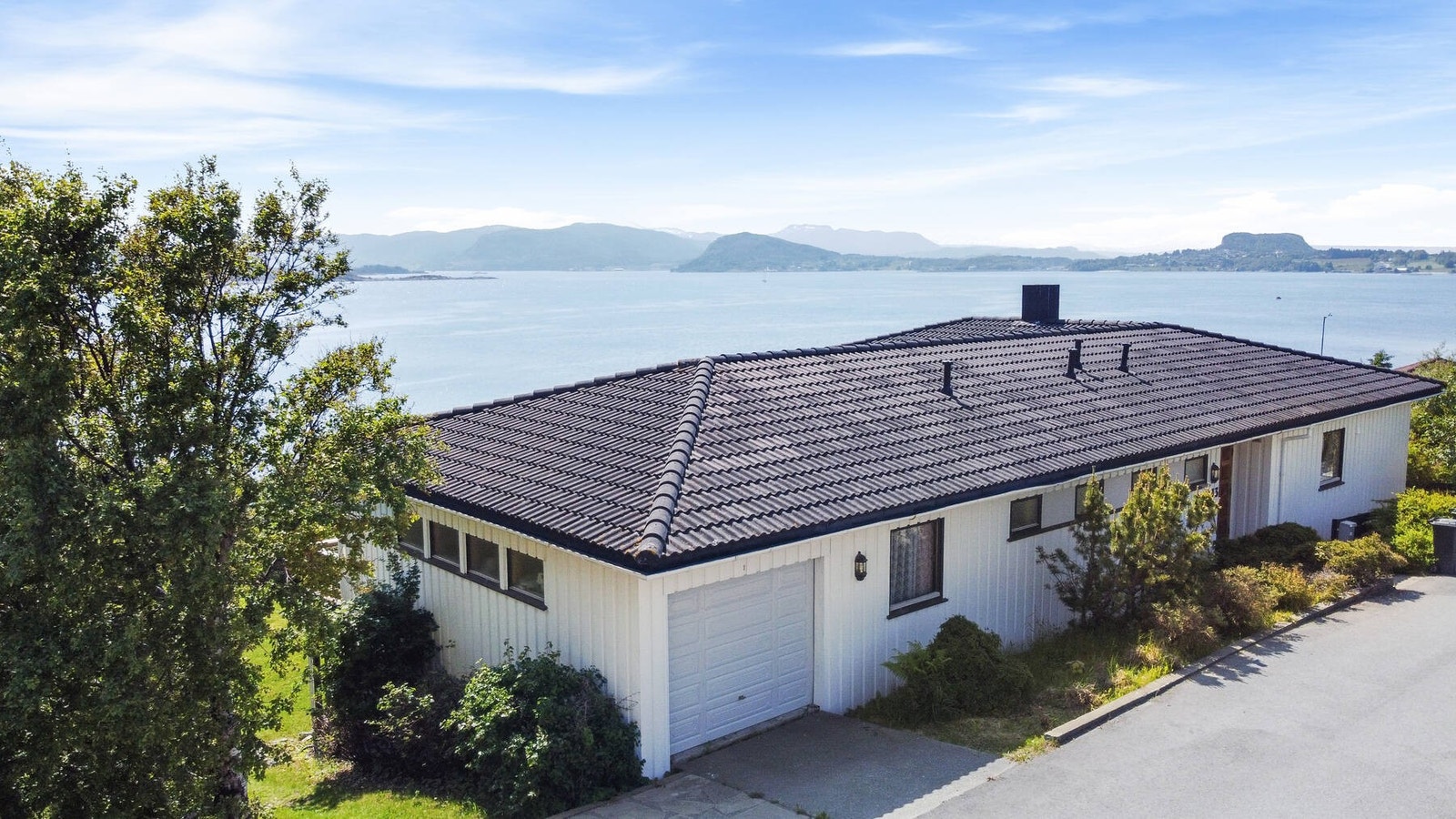 Enebolig med garasje i populært og sentrumsnært boligområde Galleribilde