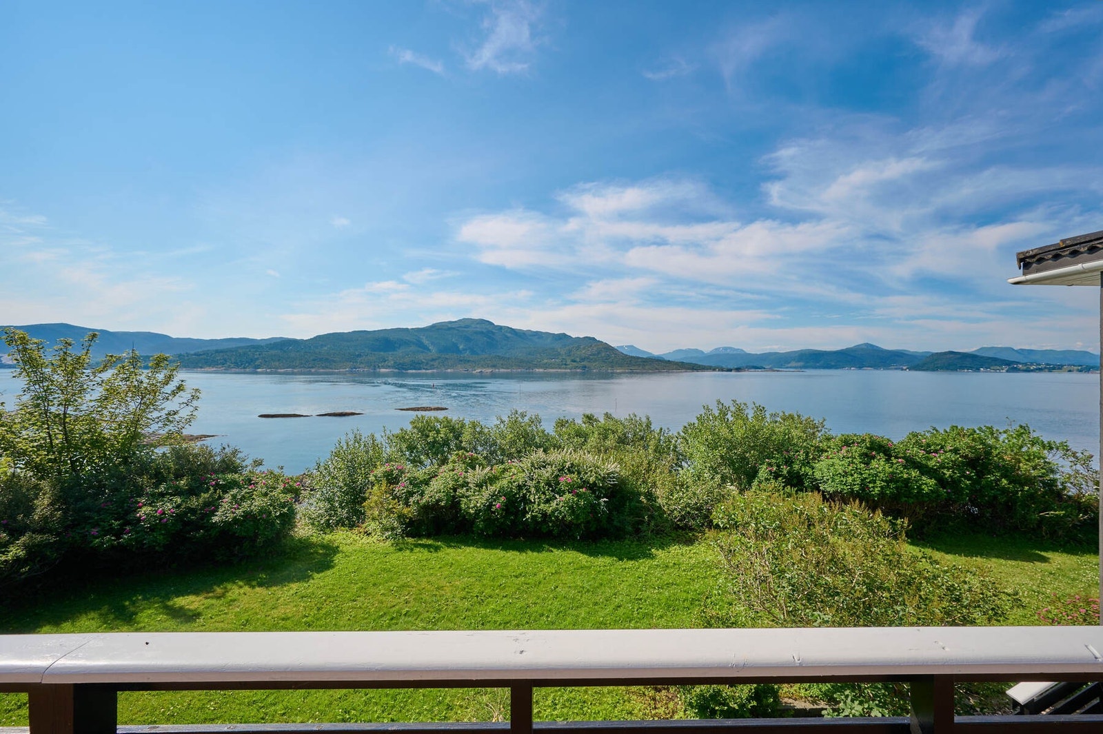 Eiendommen ligger på sydsiden av Innlandet med nydelig utsikt over Bolsvaet Galleribilde