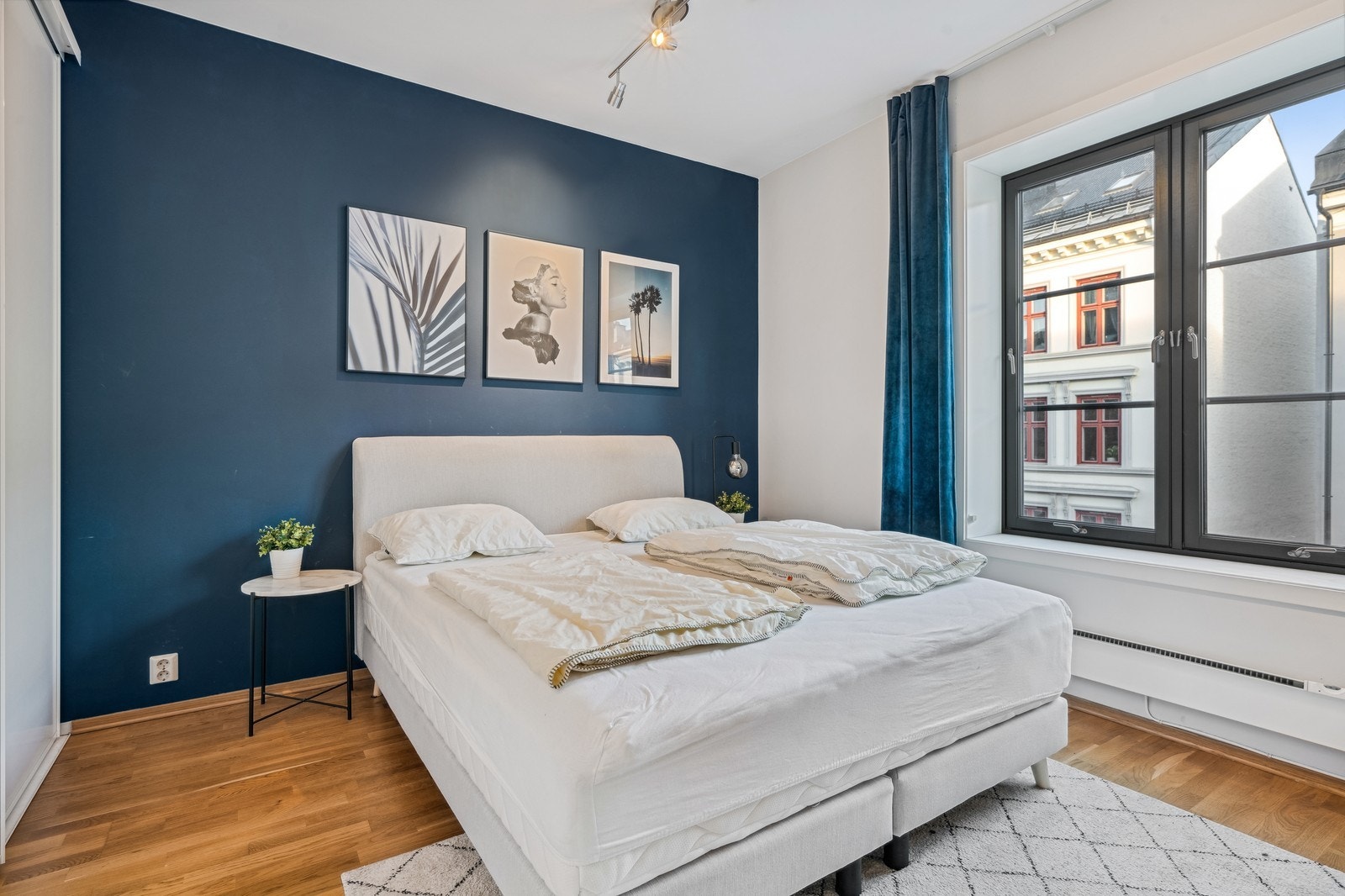 Hovedsoverom med god plass til dobbeltseng. Her er det stor skyvedørsgarderobe. Galleribilde