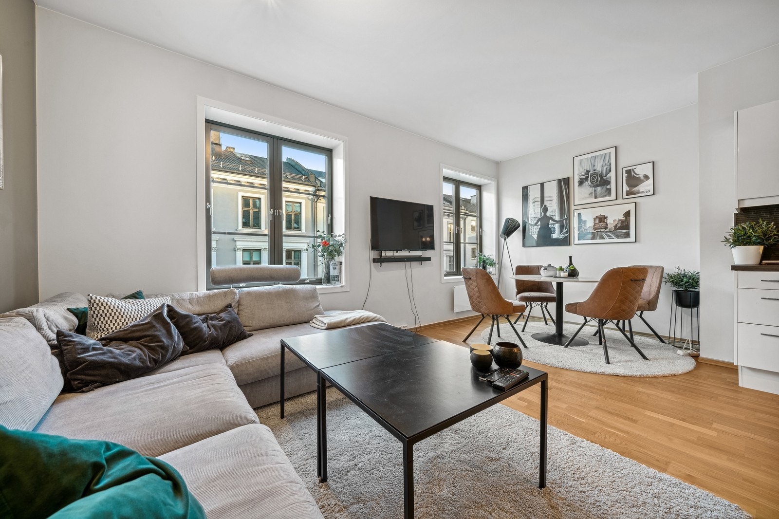 Stuen er lys og luftig. God plass til både sofa og spisebord. Galleribilde