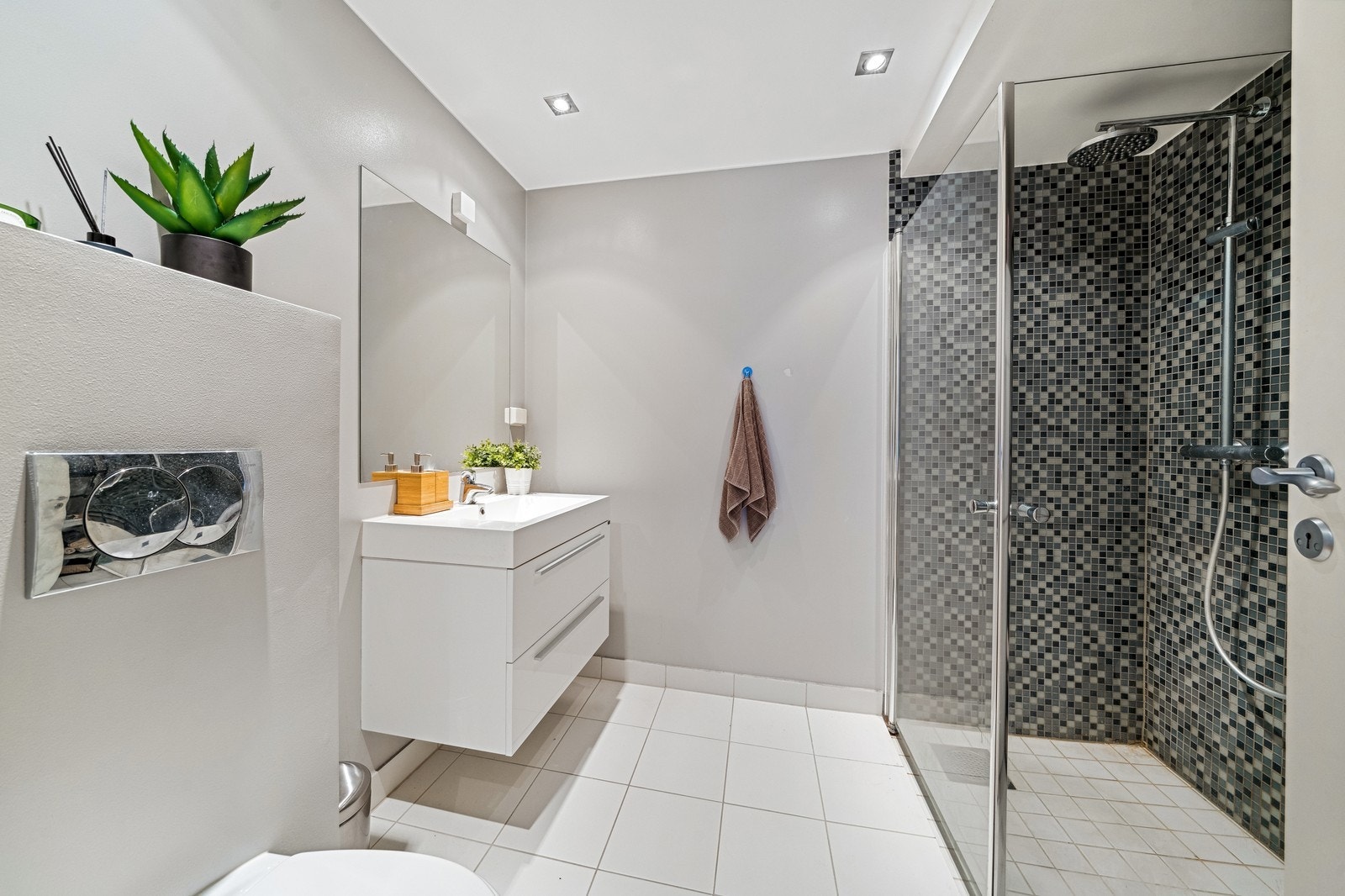 Lekkert bad med varmekabler. Her er det vaskemaskin og tørketrommel. Galleribilde