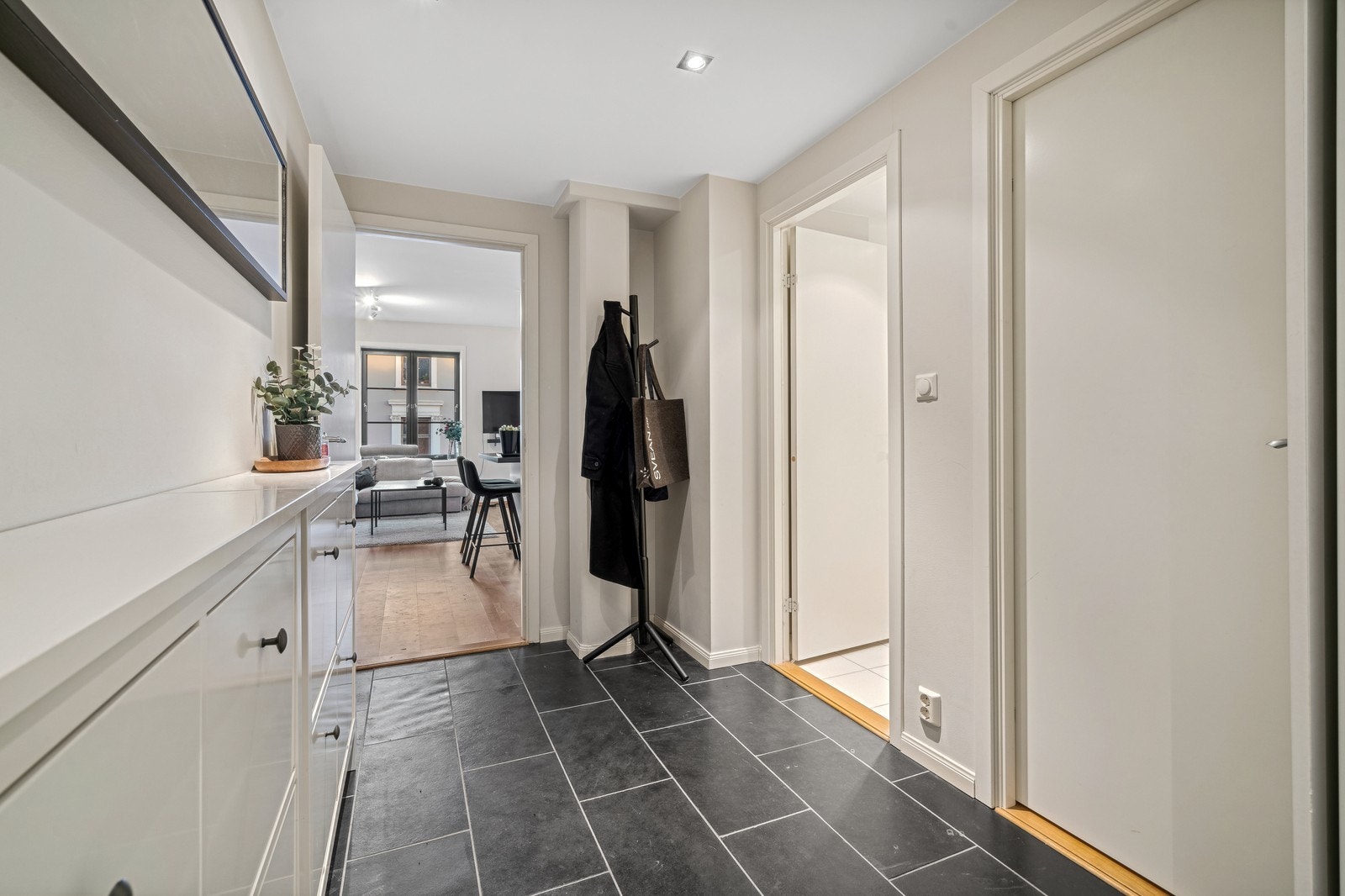 I entré er det god plass til oppheng av yttertøy. Det er også en innvendig bod med god plass. Galleribilde