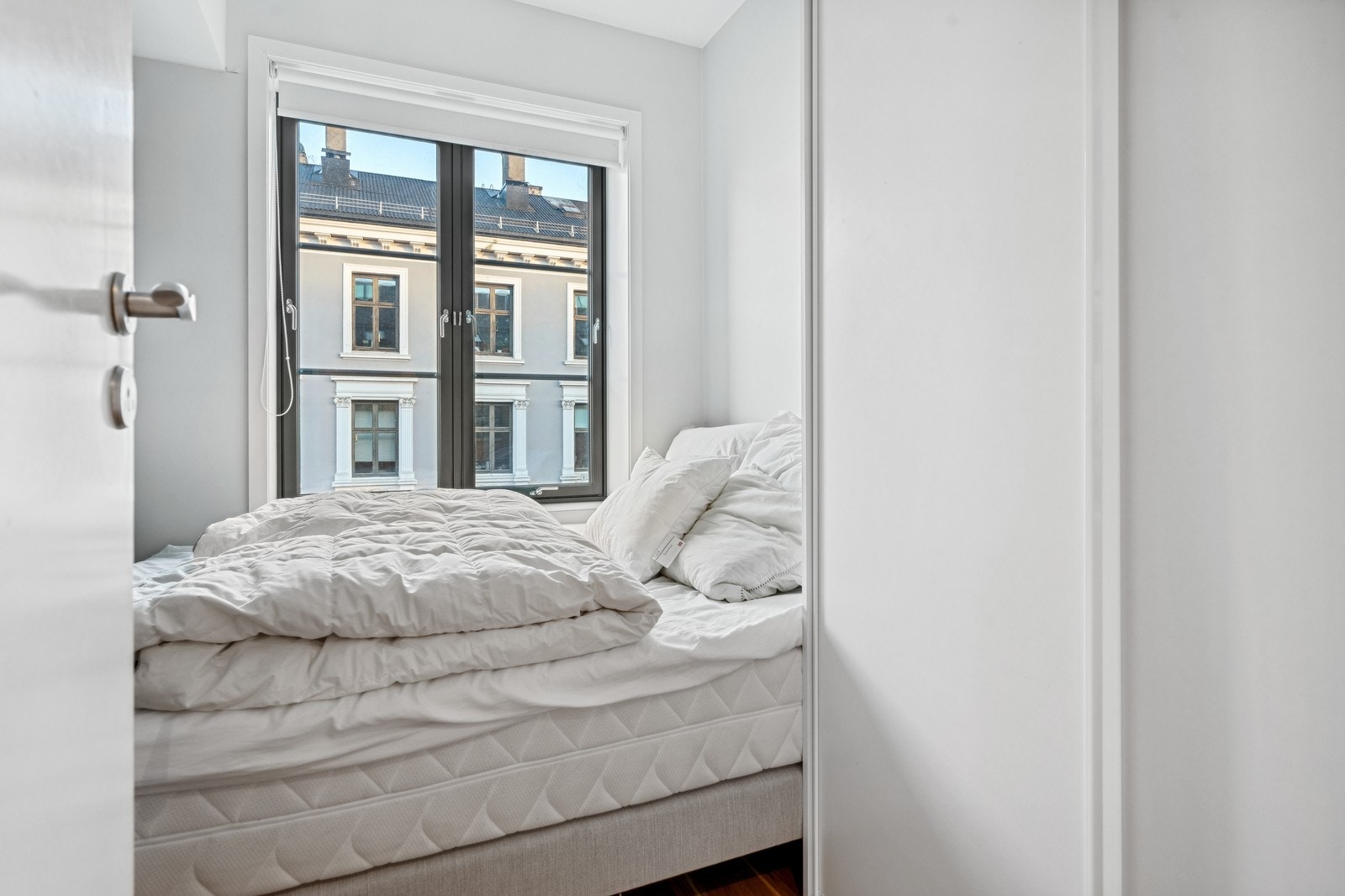 Soverom II med seng og garderobeskap. Galleribilde