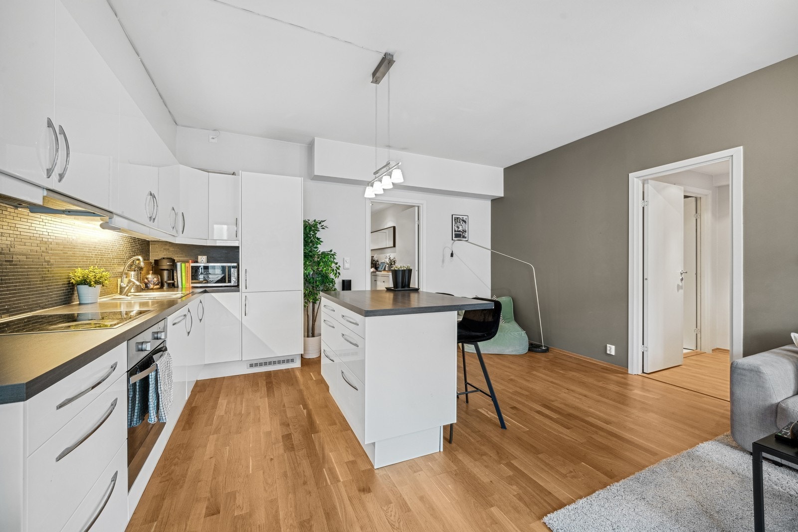 Pent kjøkken med kjøkkenøy. Her har du alt av integrerte hvitevarer. Galleribilde