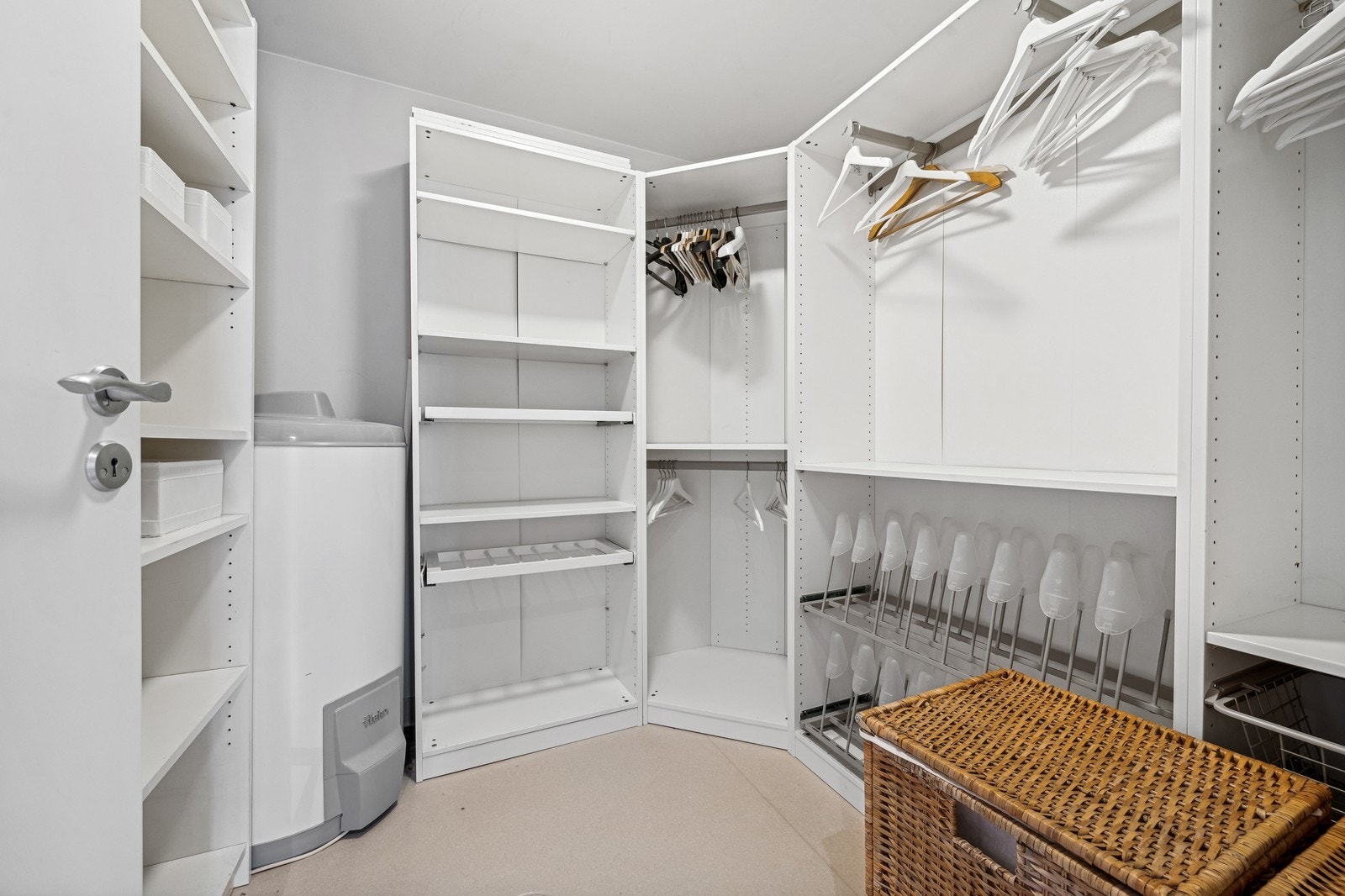 Det er en stor i innevendig bod som er perfekt som walk-in closet. Galleribilde