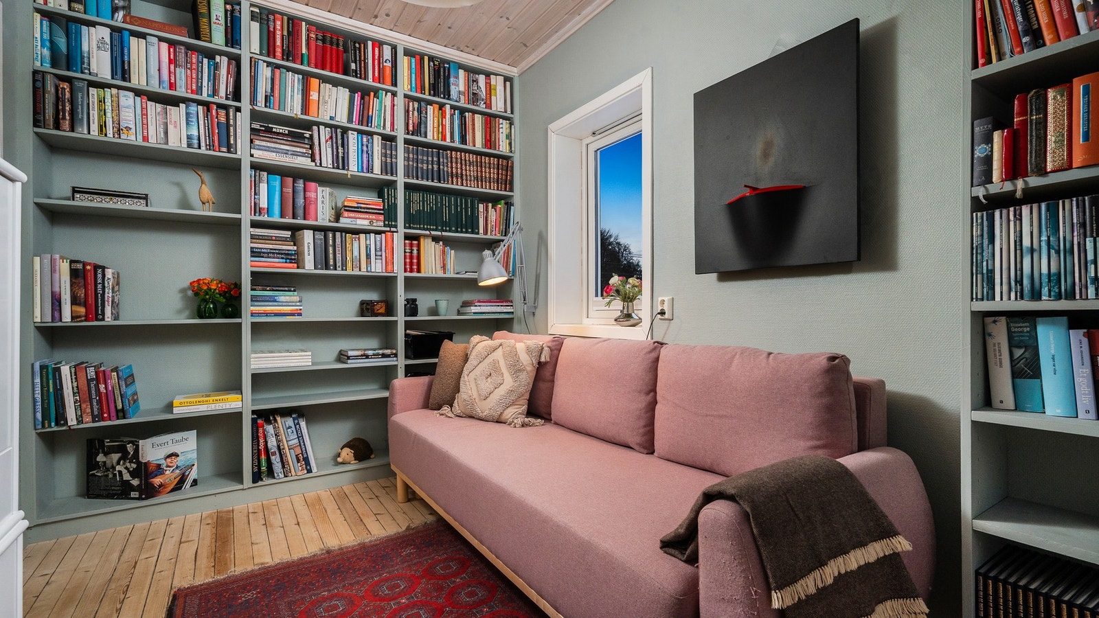 Soverom 2 er innredet til bibliotek Galleribilde