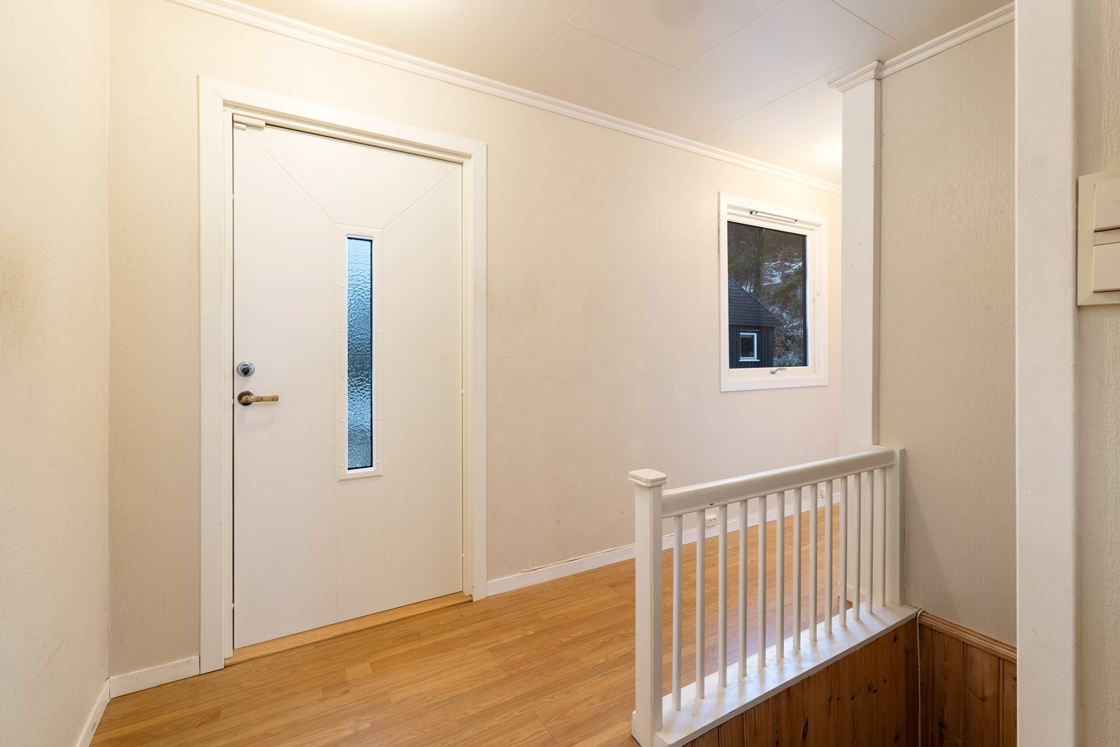 Fra en innbydende entré kommer man inn i boligens 1. etasje med gang og god plass til oppbevaring av yttertøy og sko. Galleribilde