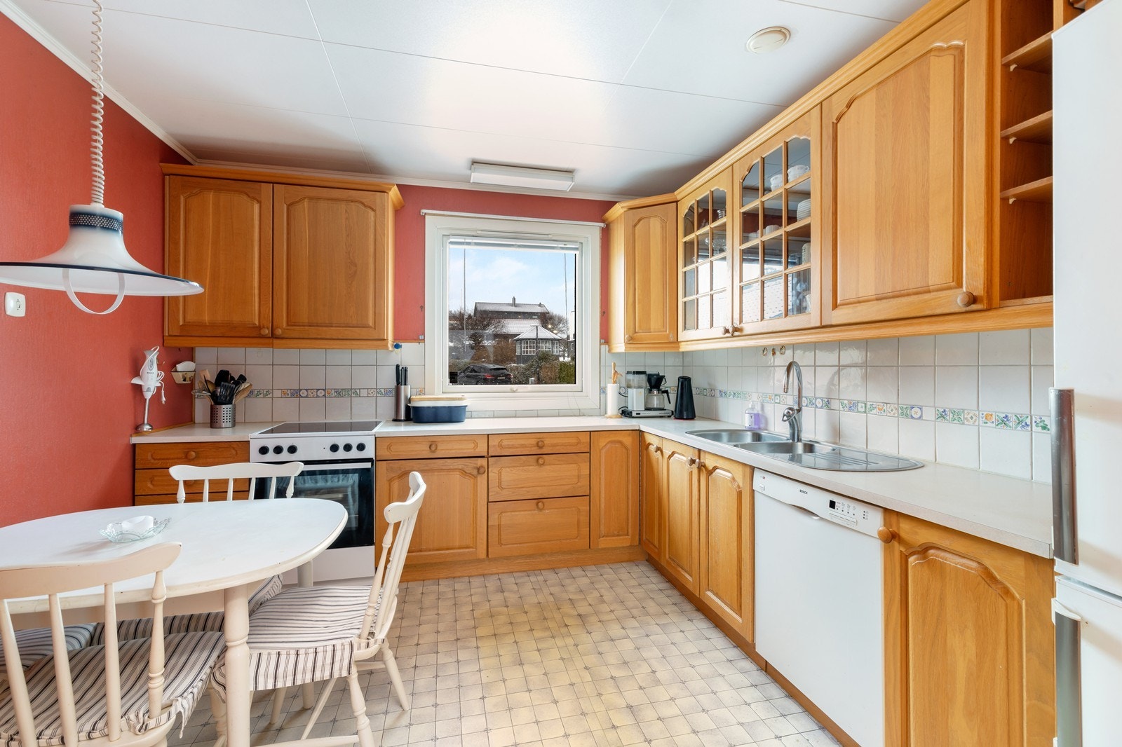 Kjøkkenet er praktisk plasser vegg i vegg til stuen. På kjøkkenet er det godt med benke- og skapplass. Galleribilde