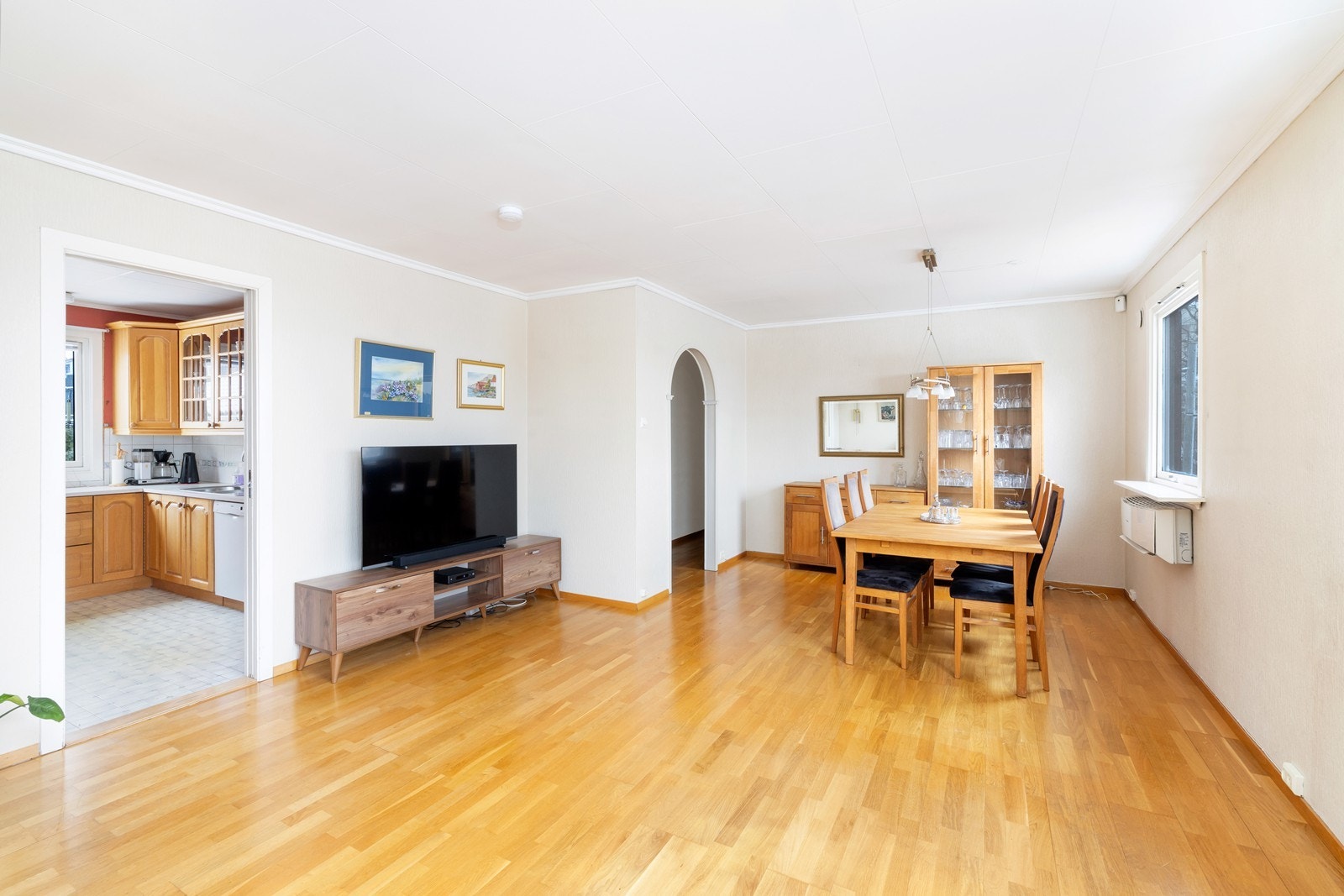 En romslig stue med god plass til flere sittegrupper. Galleribilde