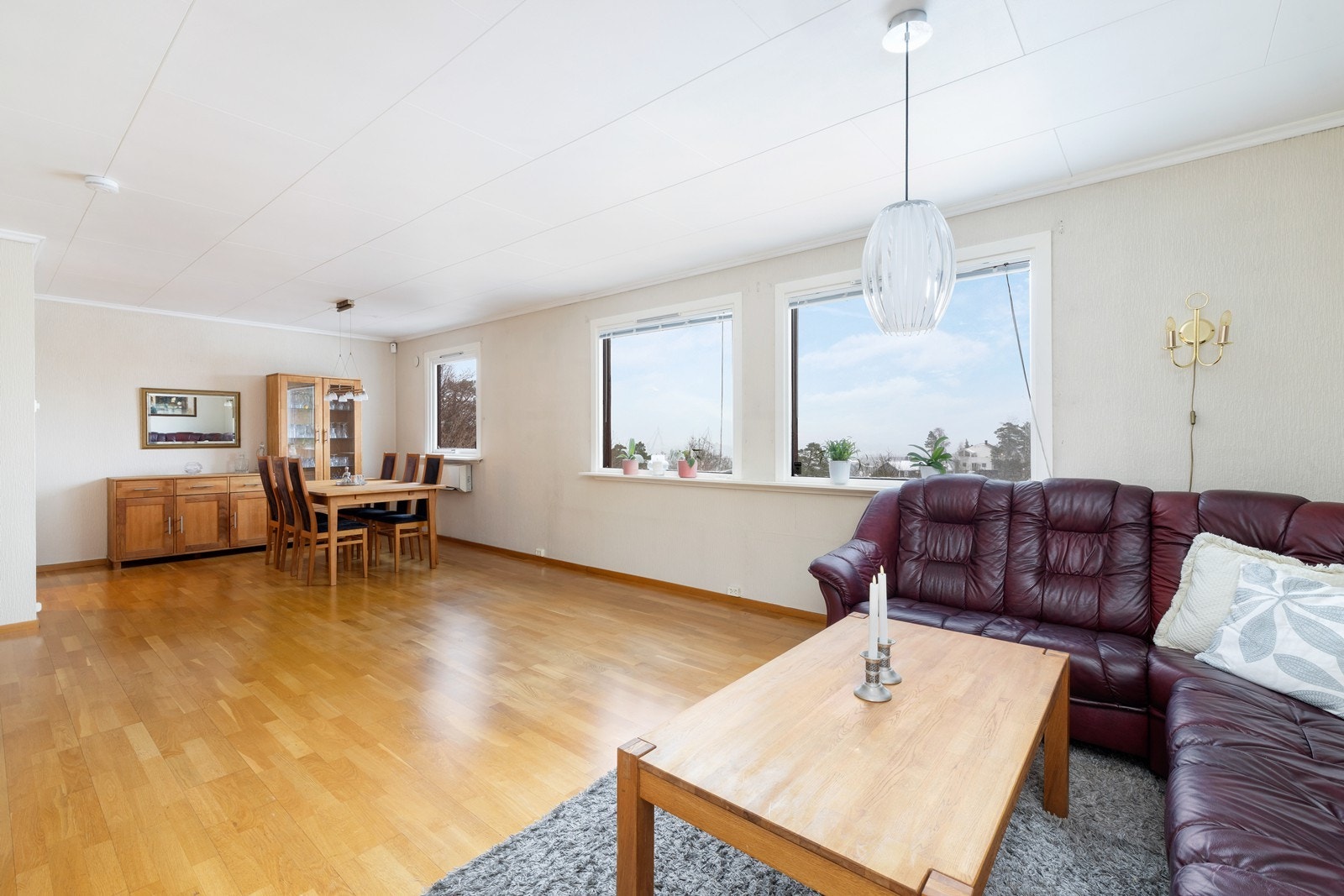 I rommet sørger vinduene for rikelig naturlig lys samt en flott utsikt Galleribilde