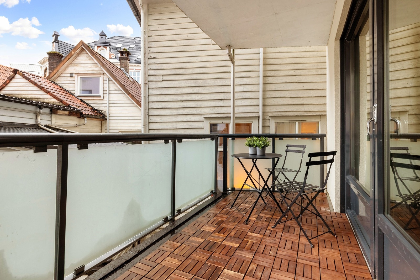 Fra stuen er det direkte utgang til privat balkong på 7 kvm. På balkongen kan du nyte solen på fine dager. Galleribilde