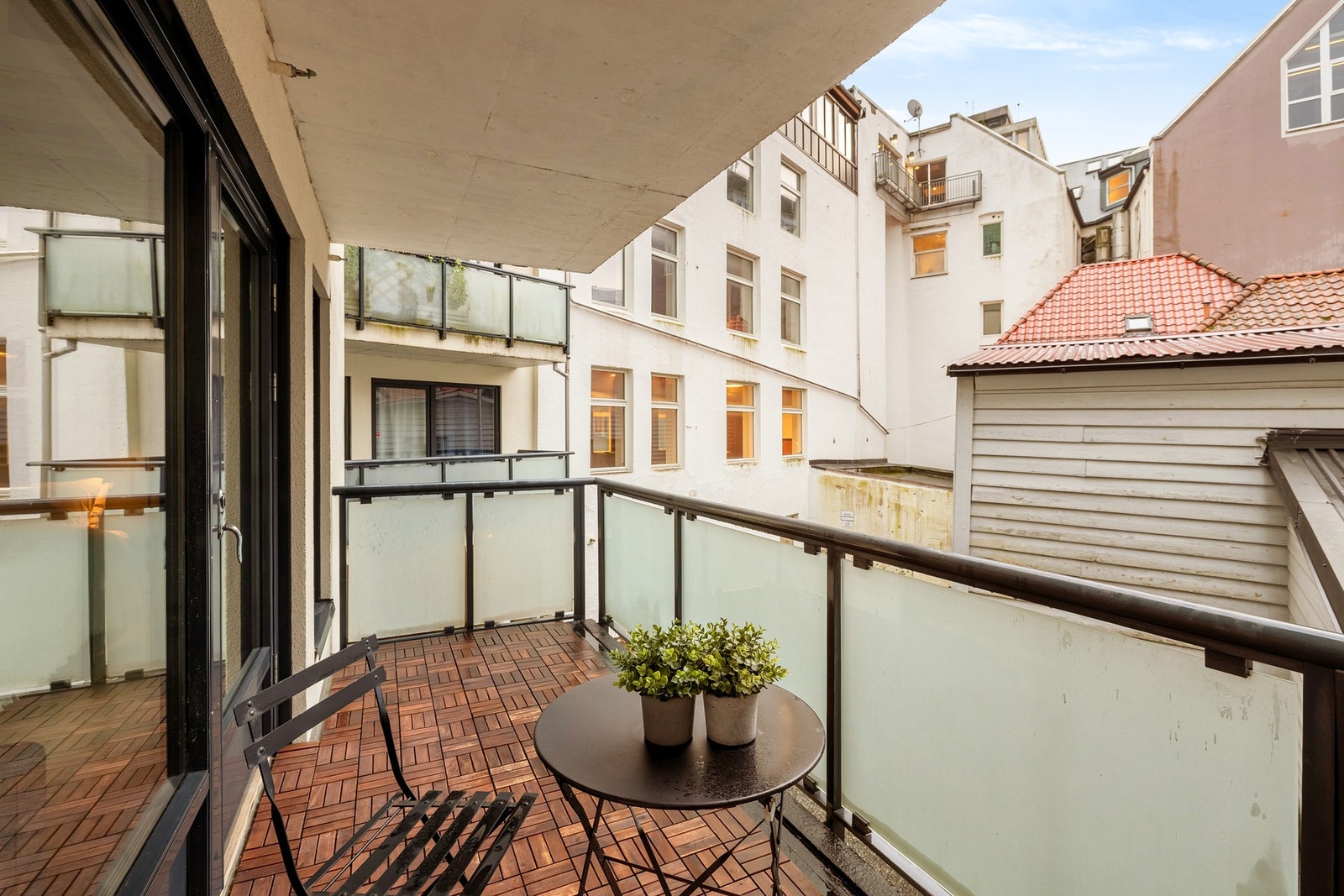 Leiligheten fremstår som lys, innbydende og arealeffektiv, perfekt for både par, små familier eller deg som ønsker en sentral og moderne leilighet. Galleribilde