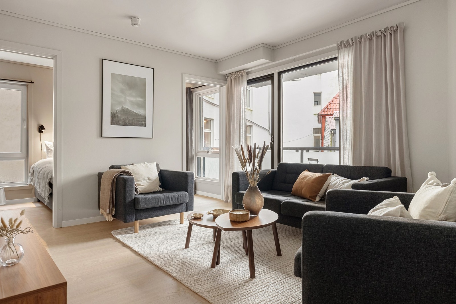 Videre inn i leiligheten har vi stuen, store vindusoverflater gir en behagelig mengde dagslys inn i leiligheten. Galleribilde