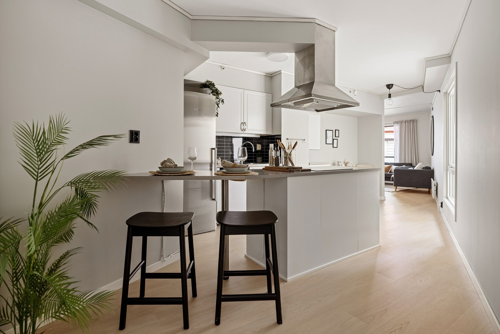 Det er også en praktisk "kjøkkenøy" samt spiseplass. Galleribilde