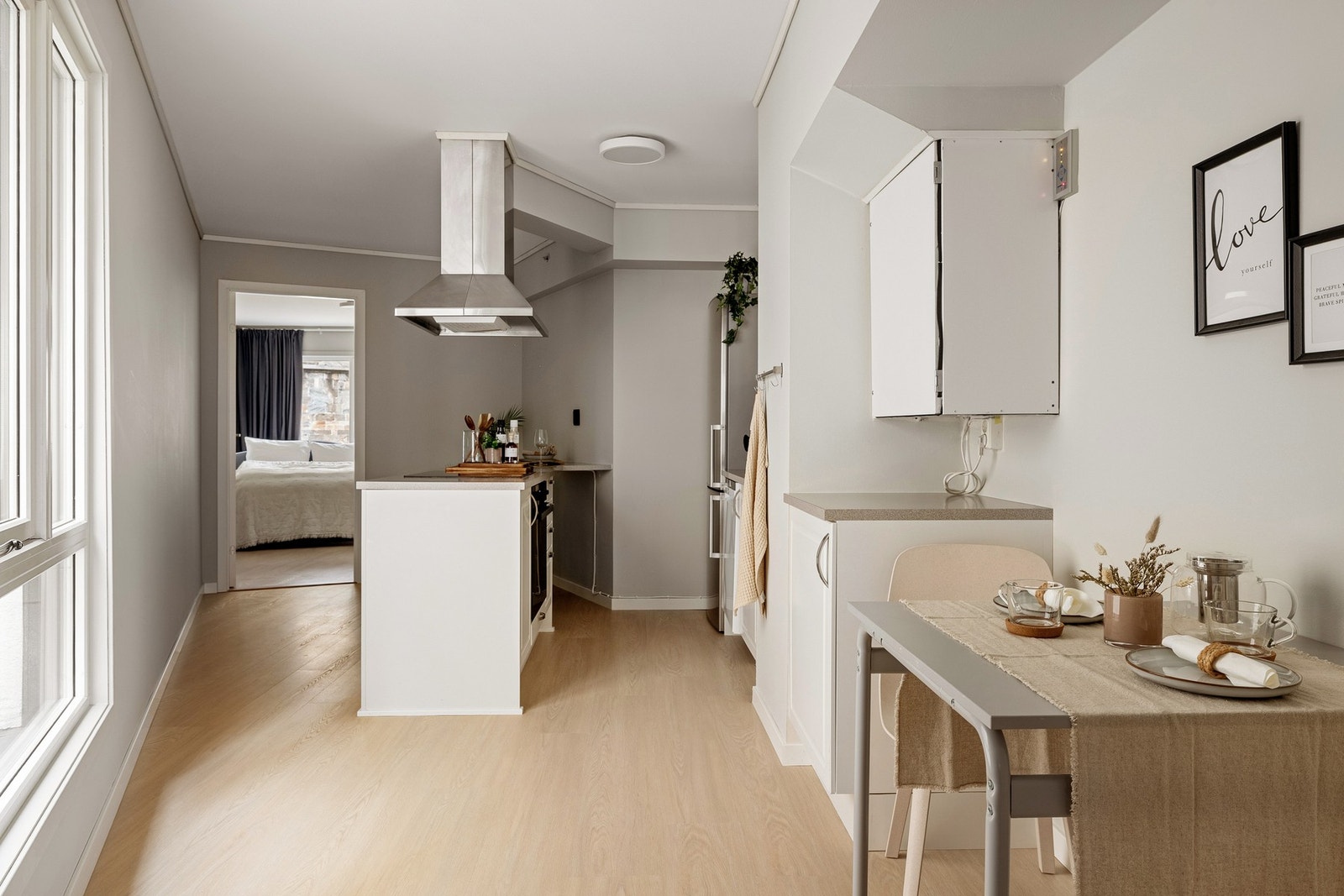 Moderne og stilrent kjøkken med plass til eget spisebord. Galleribilde