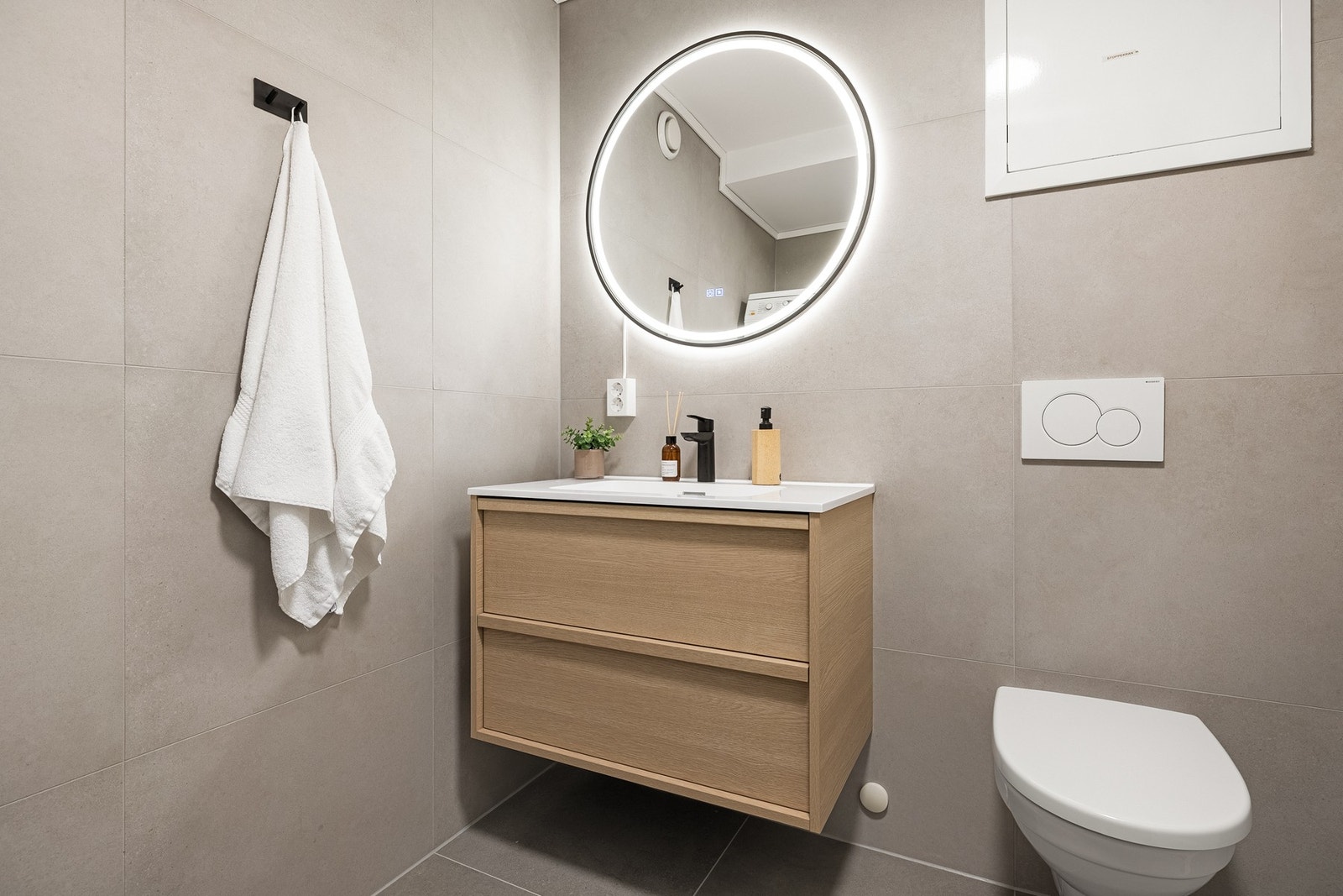 Pent og funksjonelt bad med moderne innredning samt varmekabler i gulv. Galleribilde