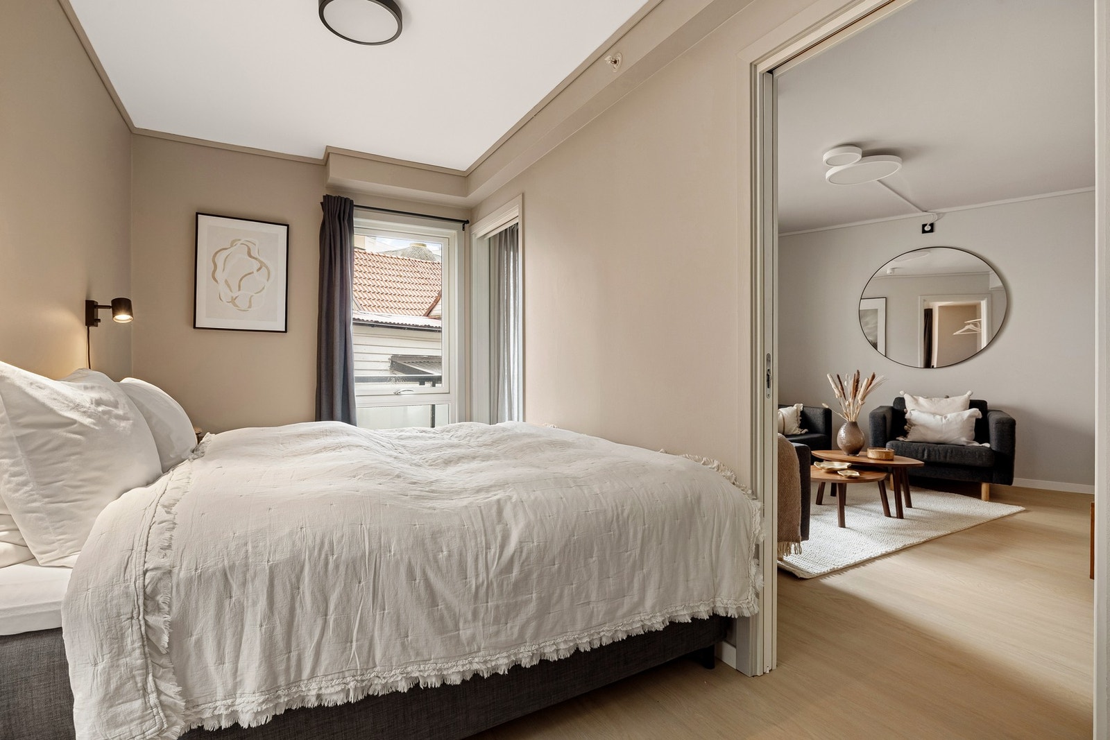 Begge rommene har god plass til dobbeltseng, nattbord og møblement etter behov. Galleribilde