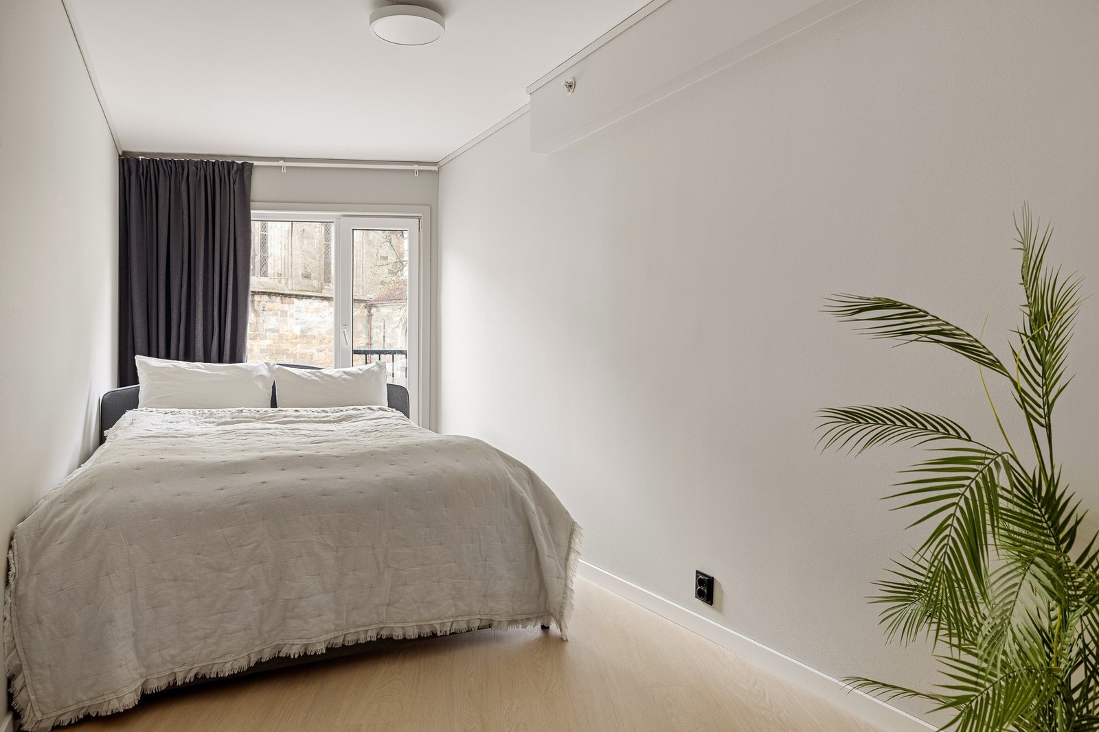 Soverommene har samme gjennomgående stil som resten av leiligheten med tidsriktige farger og parkettgulv. Galleribilde