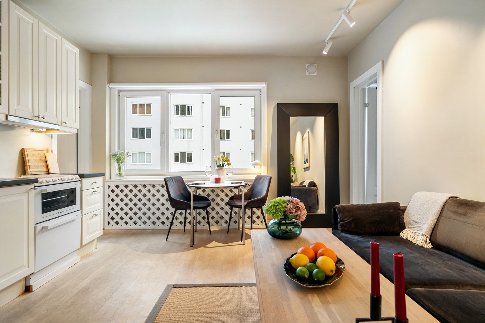 Stuen er et lyst og innbydende oppholdsrom med god romfølelse og en praktisk, åpen løsning mot kjøkken og spiseplass. Galleribilde