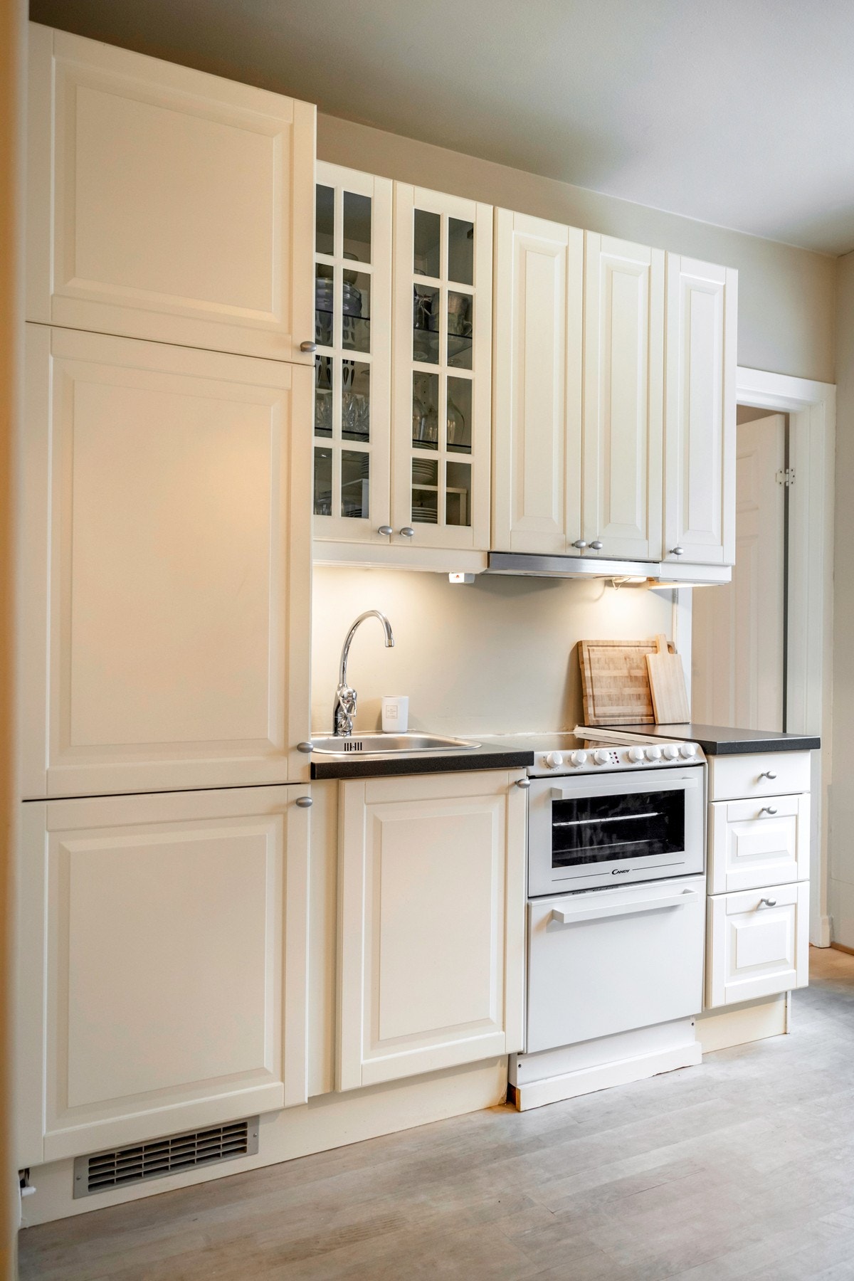 Innredningen har lyse og profilerte fronter. Galleribilde