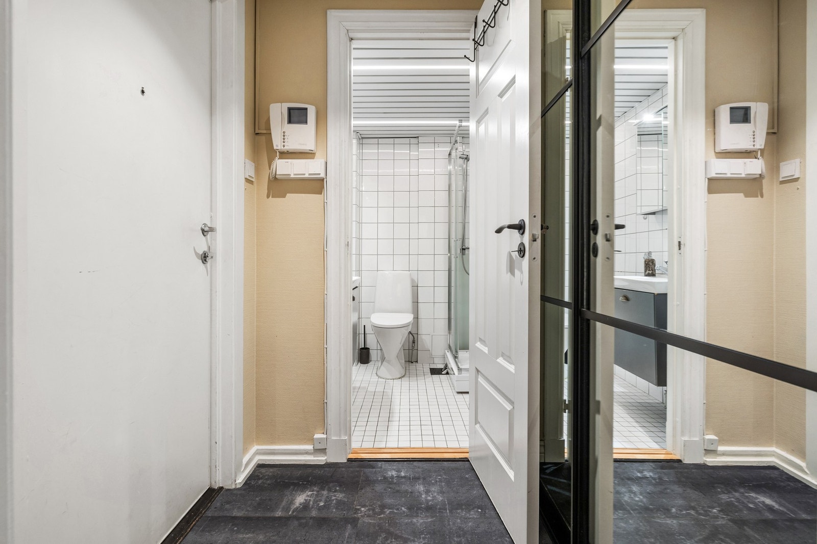 Entréen er praktisk innredet med skyvedørsgarderobe med speildører, som gir god plass til oppbevaring av yttertøy og sko. Galleribilde