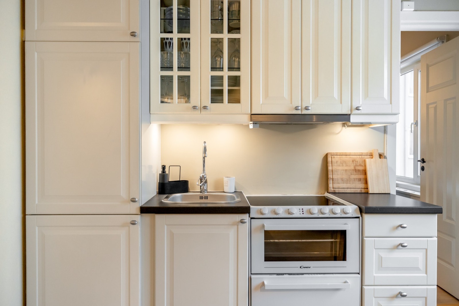 Kjøkkenet er utstyrt med frittstående kombiovn med oppvaskmaskin samt integrert kombikjøleskap. Galleribilde