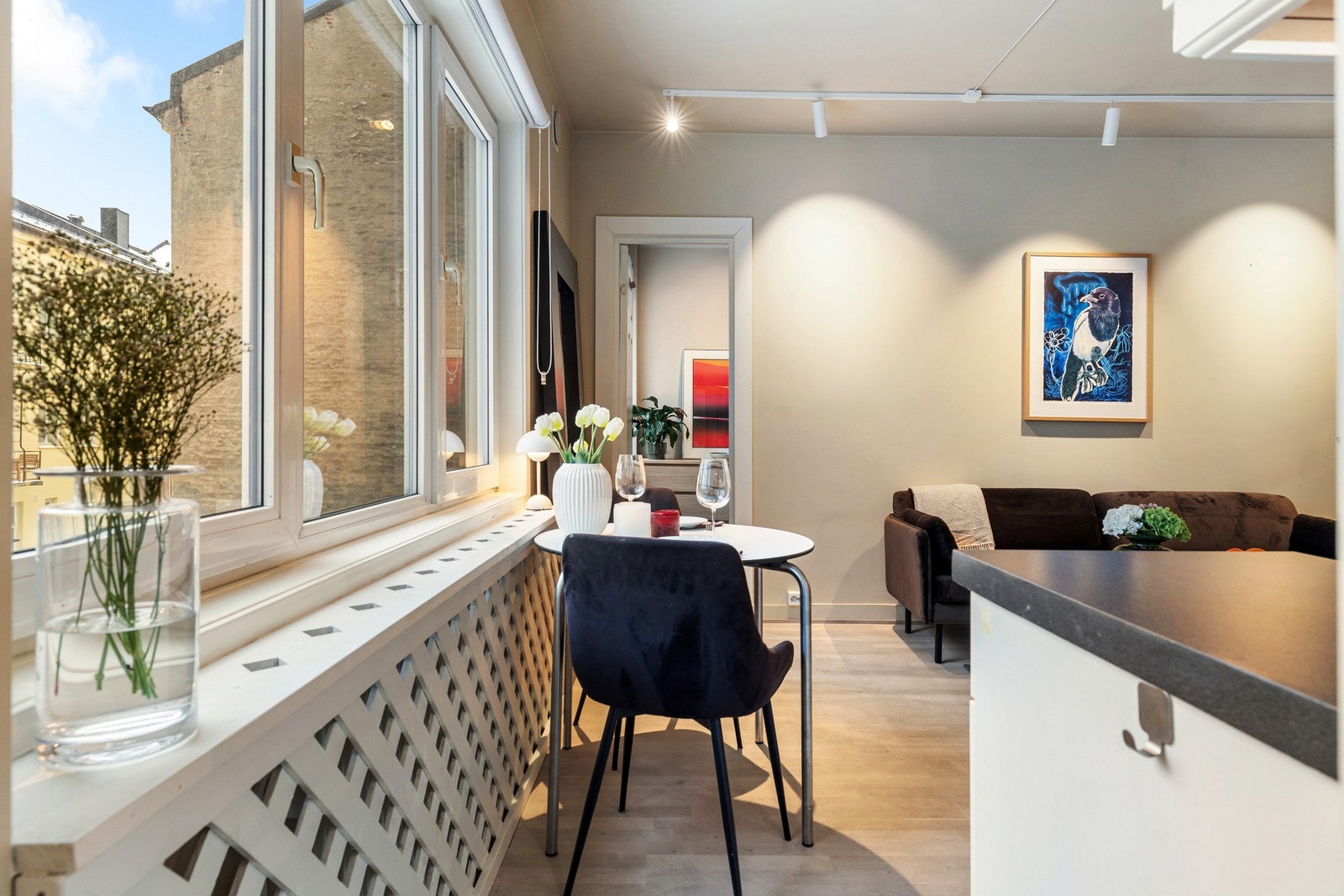 Spiseplassen er naturlig plassert ved vinduet. Galleribilde