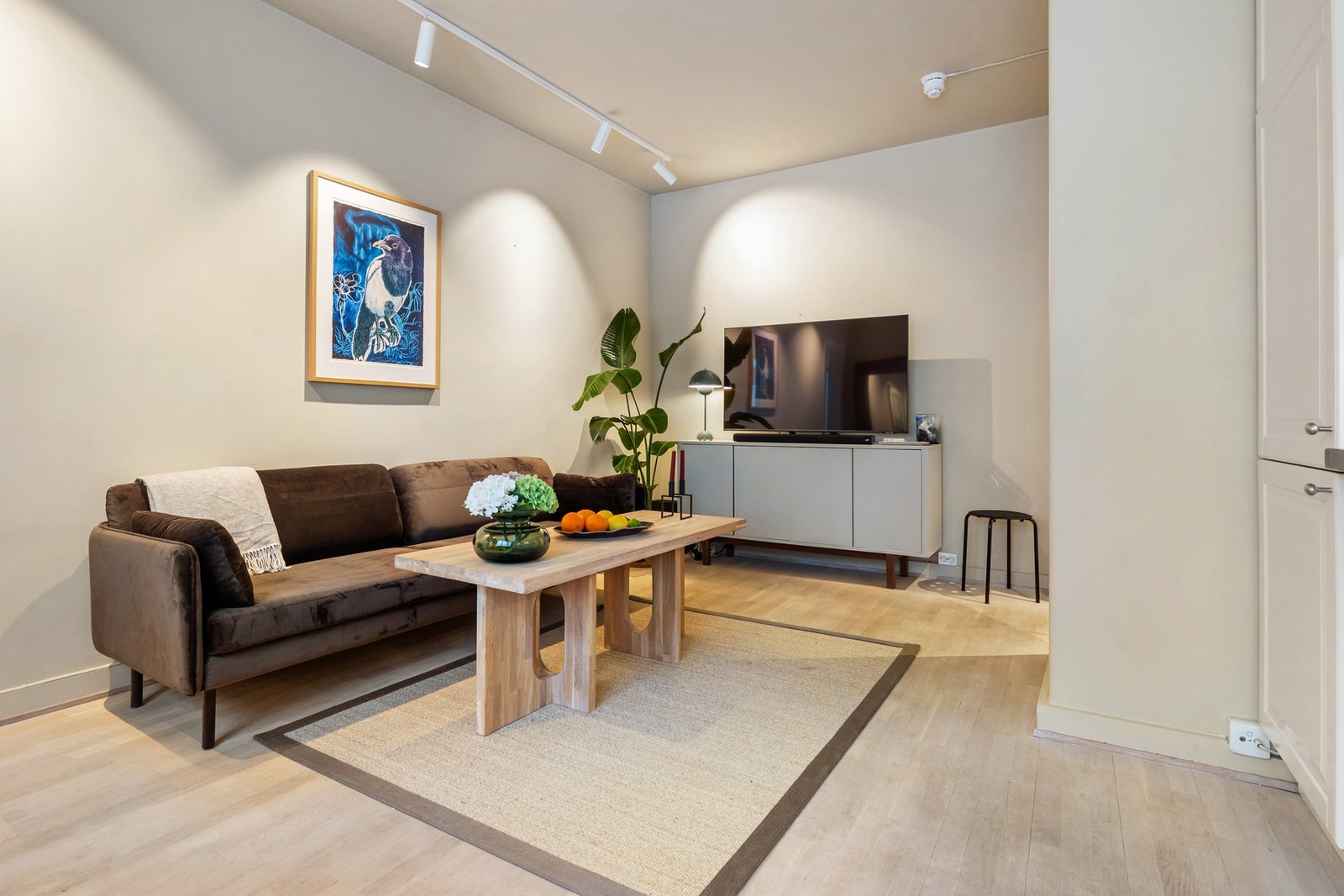 Det er god plass til en sofagruppe og øvrig møblement Galleribilde