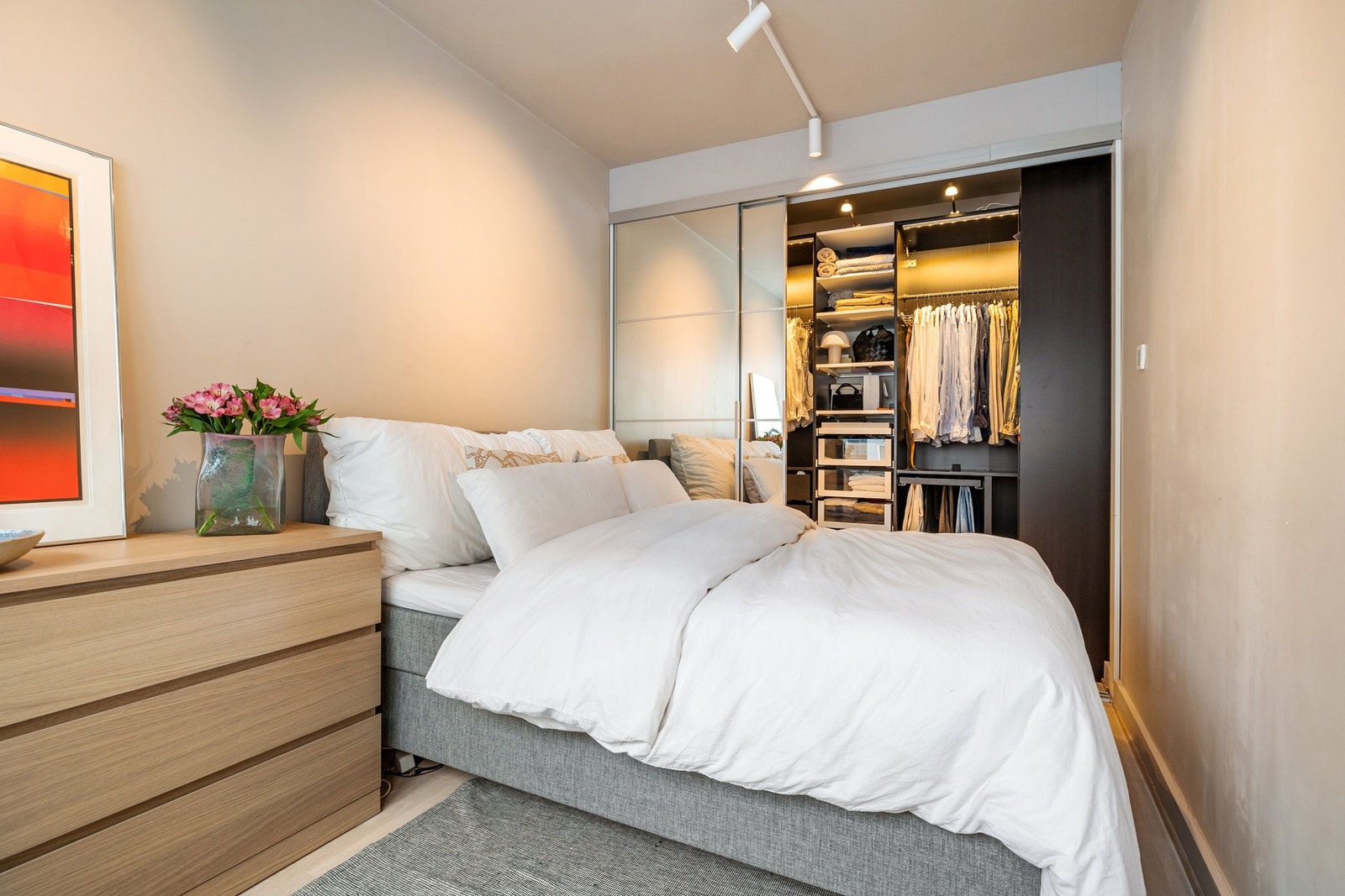 Rommet har også et eget walk-in-garderobe som gir svært gode oppbevaringsmuligheter. Galleribilde