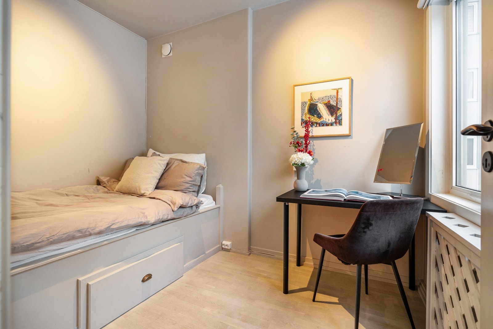 Soverom 2 er utstyrt med plassbygget seng med oppbevaring i skuff under. Her er det også plass til nattbord, samt pult ved behov. Galleribilde