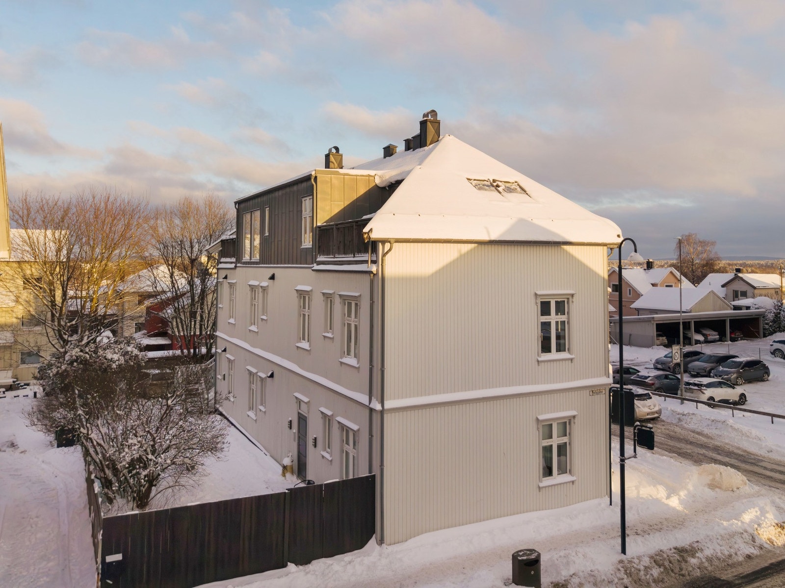 Nyrenovert i 2014 - flotte selveierleiligheter med hyggelig bakgård & heis, samt 4 parkeringsplasser. Galleribilde