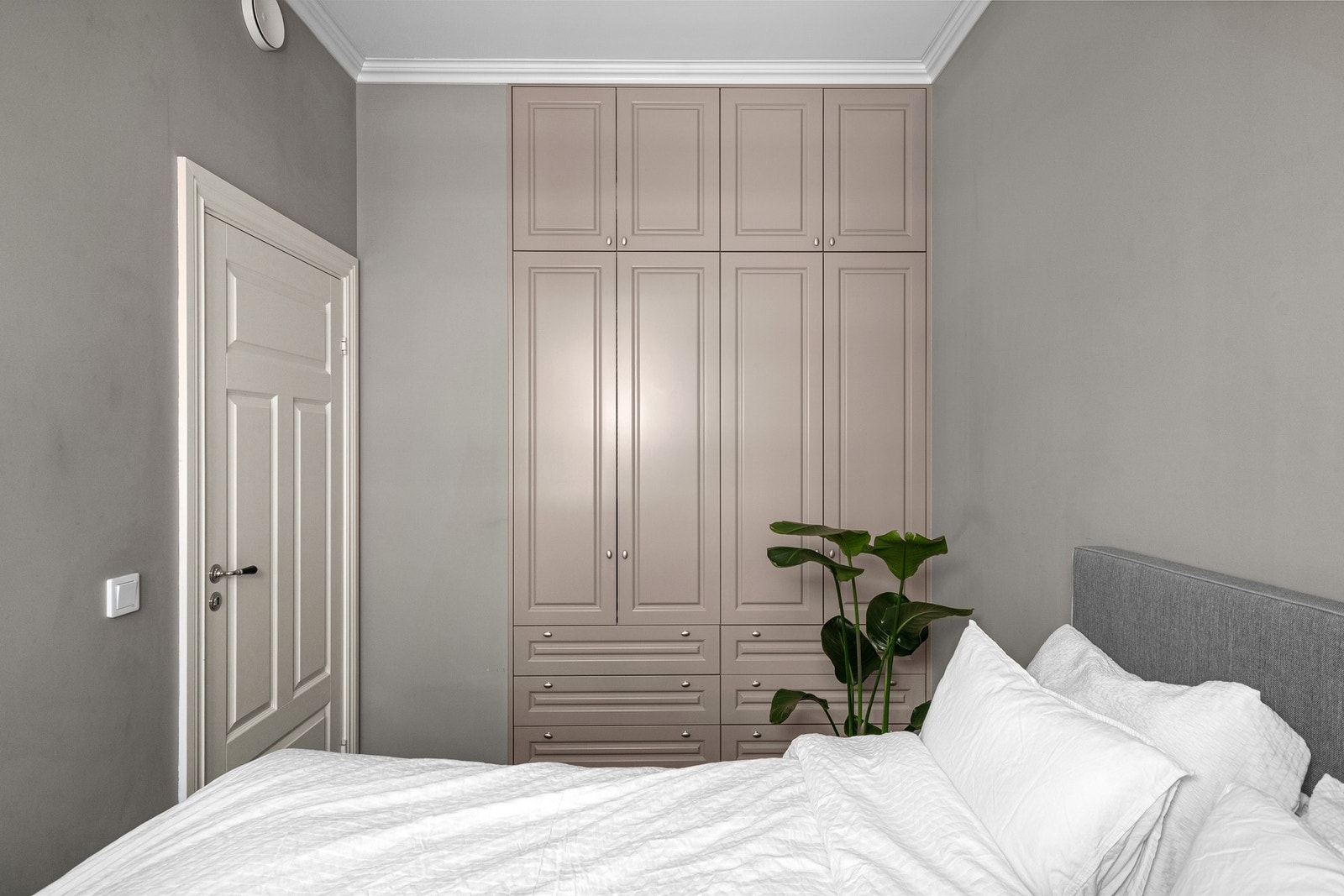 Legg merke til det tilpassede garderobeskapet med takhøyde på over 3 meter Galleribilde