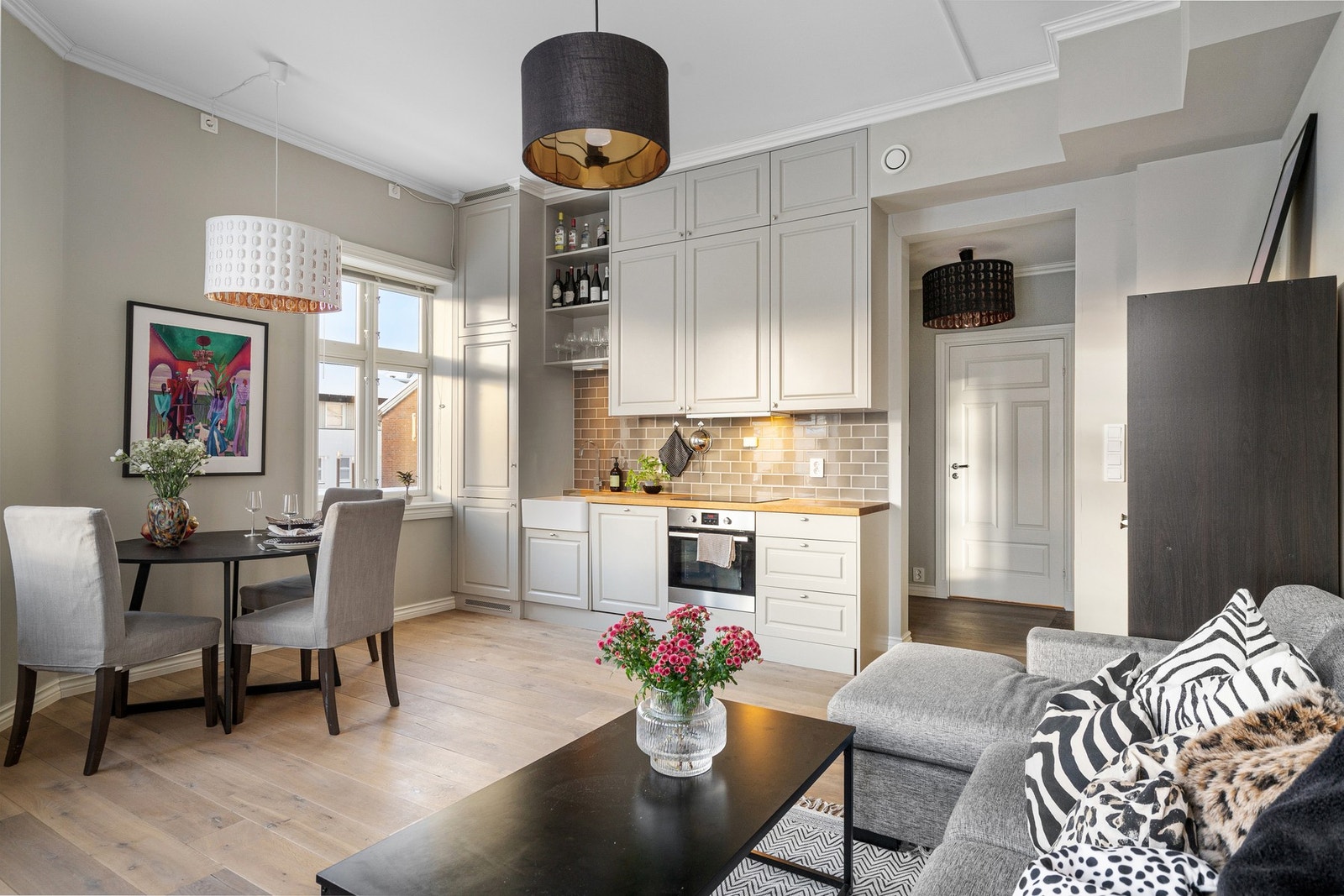 Stuen er lys & åpen med fin sone for sofagruppe og spisebord Galleribilde