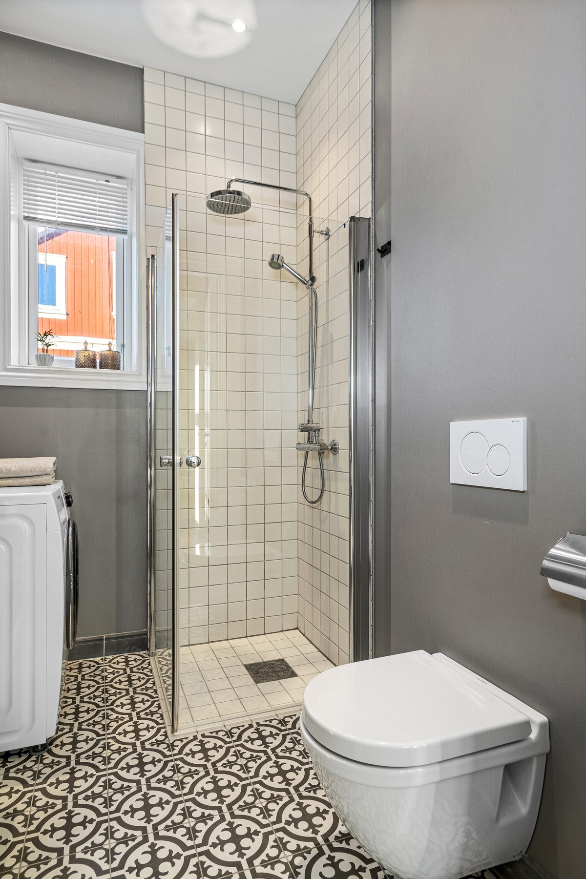 Badet er lekkert & har en god utnyttelse med plass for vaskemaskin & tørketrommel Galleribilde