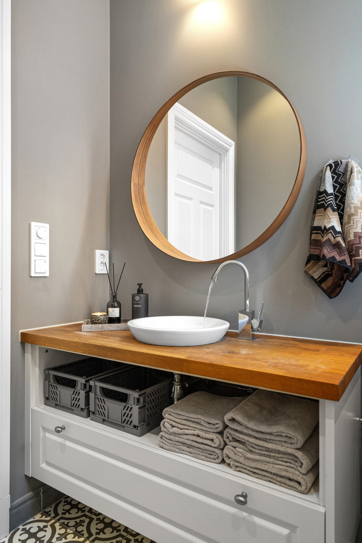 Fin baderomsinnredning i samme stil som kjøkken og på soverommet. Galleribilde