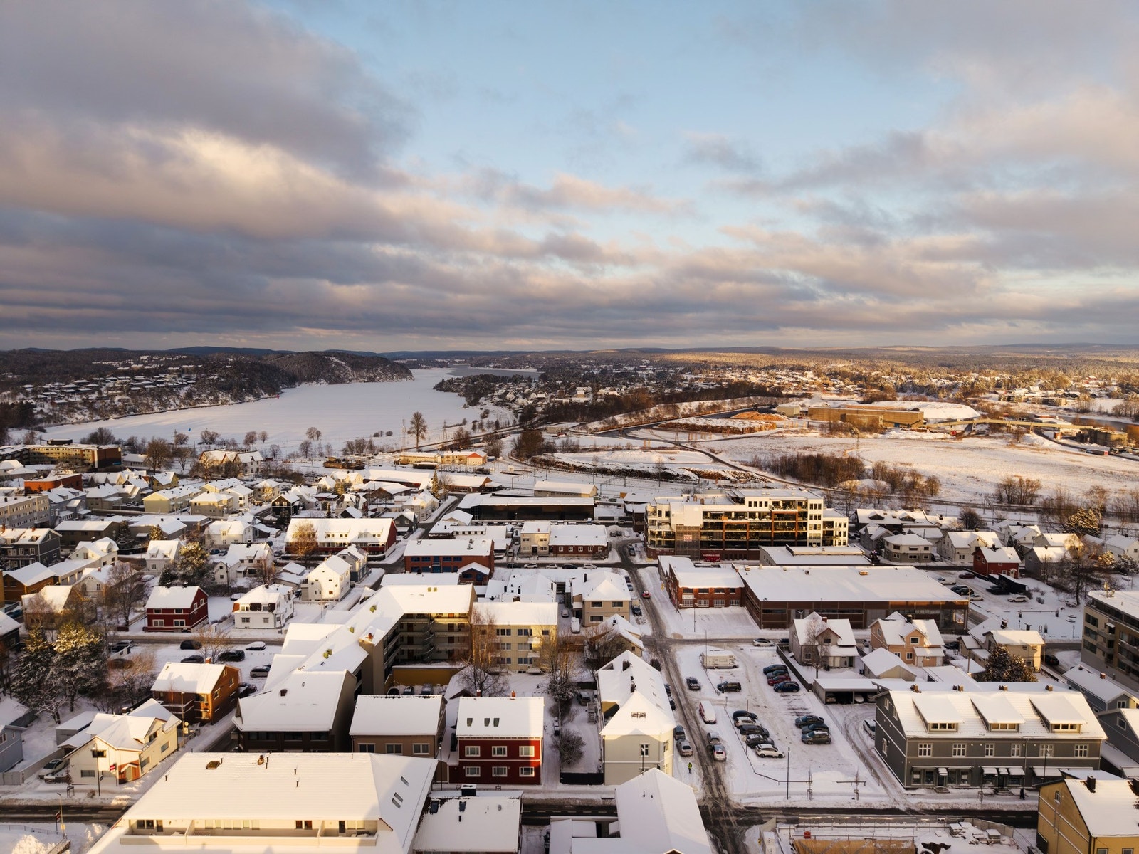 Dronefoto - kort vei til Glegshølen & togstasjonen. Galleribilde