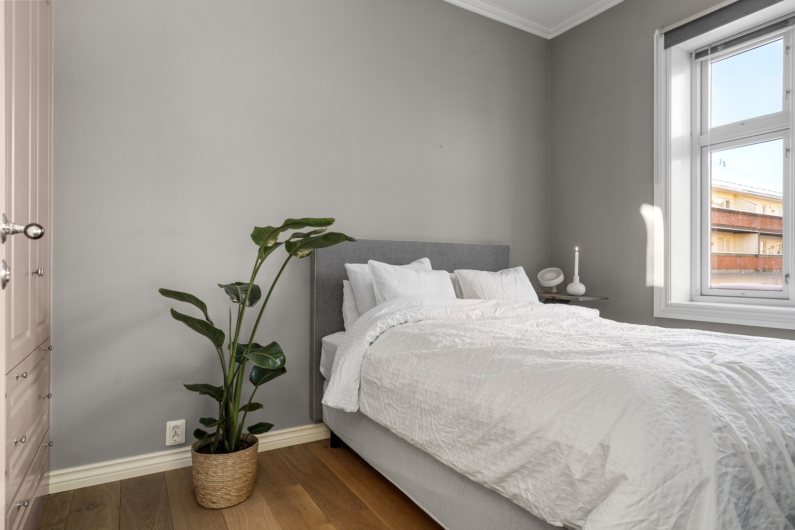 Soverom med vindu ut mot bakgården Galleribilde